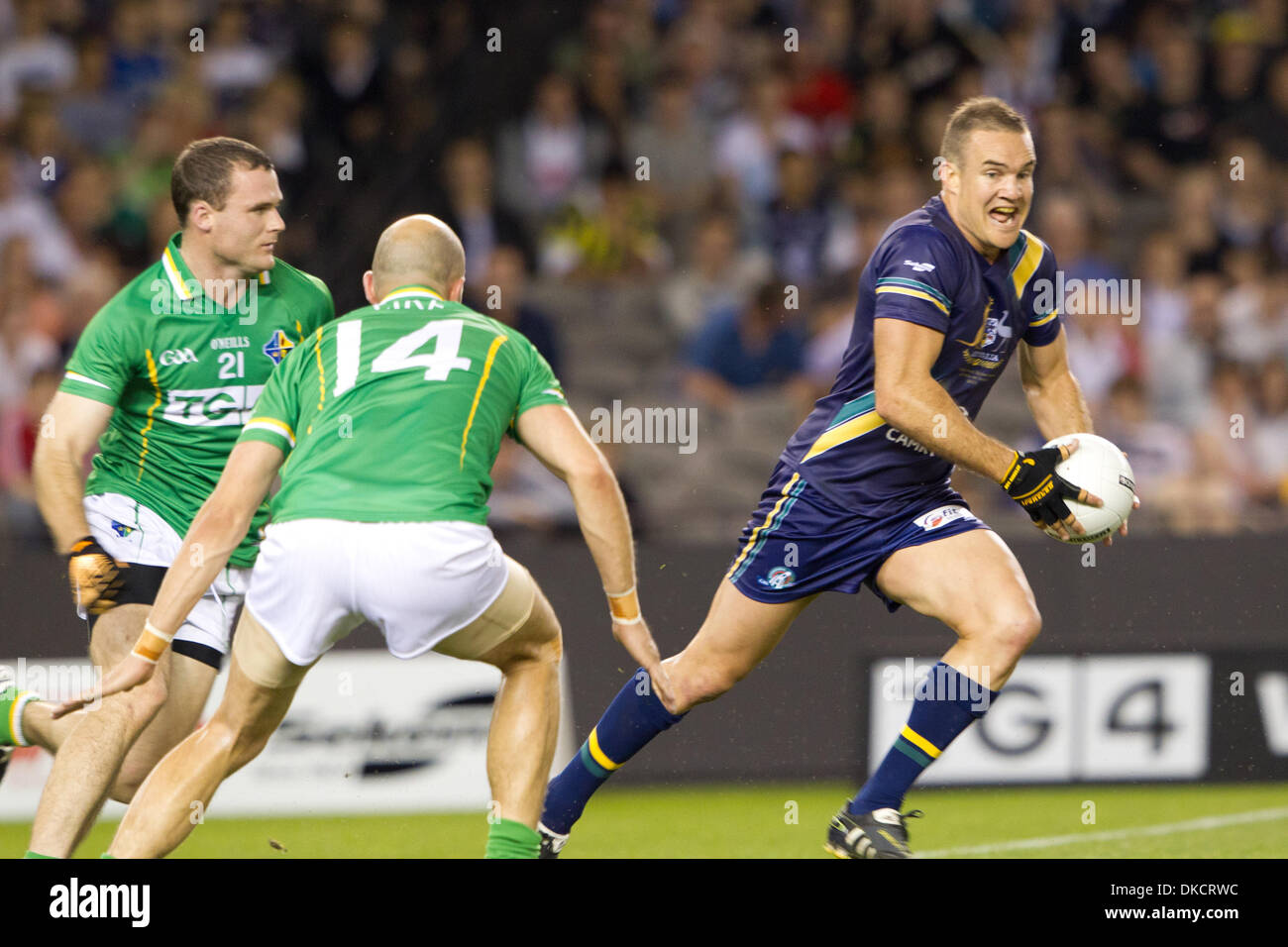 28 ottobre 2011 - Melbourne, Victoria, Australia - Australia versi in Irlanda nel 2011 le norme internazionali serie a Melbourne il 28 ottobre. Australian Football League e la Gaelic Athletic Association combinare i codici di calcio per competere nelle norme internazionali serie a Etihad Stadium, Docklands a Melbourne, Australia (credito Immagine: © Andrew Gyopar/ZUMAPRESS.com) Foto Stock