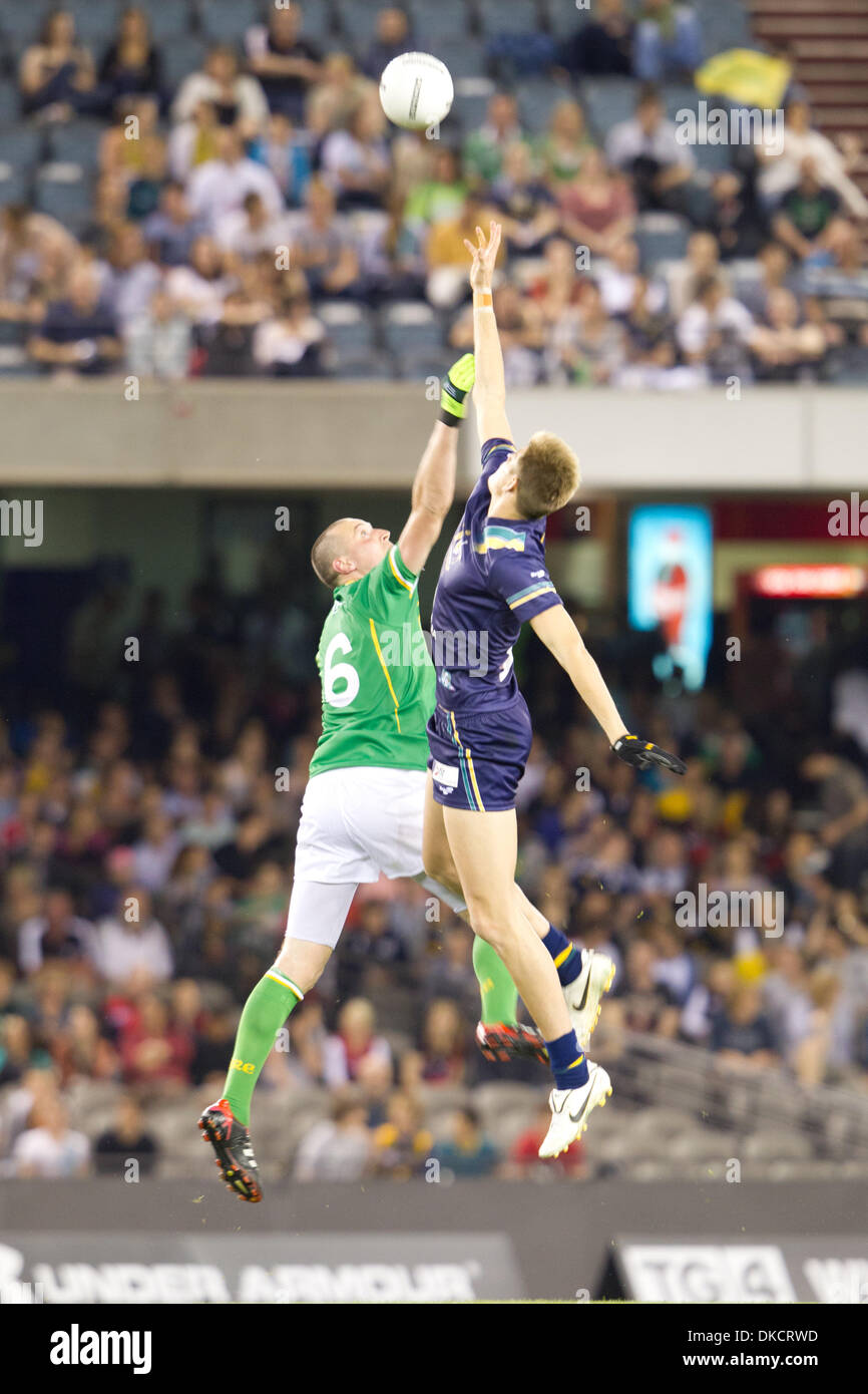 28 ottobre 2011 - Melbourne, Victoria, Australia - Australia versi in Irlanda nel 2011 le norme internazionali serie a Melbourne il 28 ottobre. Australian Football League e la Gaelic Athletic Association combinare i codici di calcio per competere nelle norme internazionali serie a Etihad Stadium, Docklands a Melbourne, Australia (credito Immagine: © Andrew Gyopar/ZUMAPRESS.com) Foto Stock