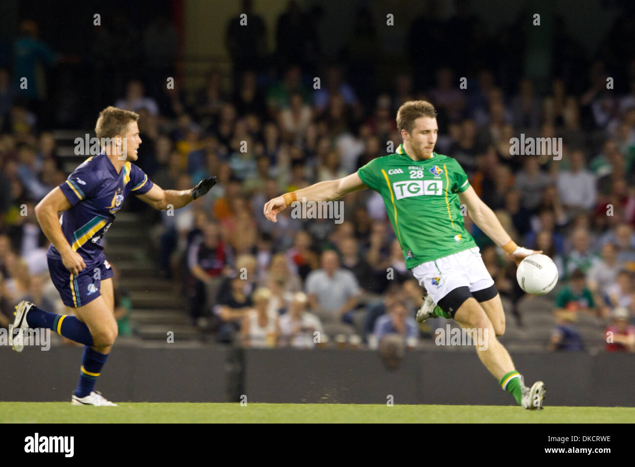 28 ottobre 2011 - Melbourne, Victoria, Australia - Australia versi in Irlanda nel 2011 le norme internazionali serie a Melbourne il 28 ottobre. Australian Football League e la Gaelic Athletic Association combinare i codici di calcio per competere nelle norme internazionali serie a Etihad Stadium, Docklands a Melbourne, Australia (credito Immagine: © Andrew Gyopar/ZUMAPRESS.com) Foto Stock