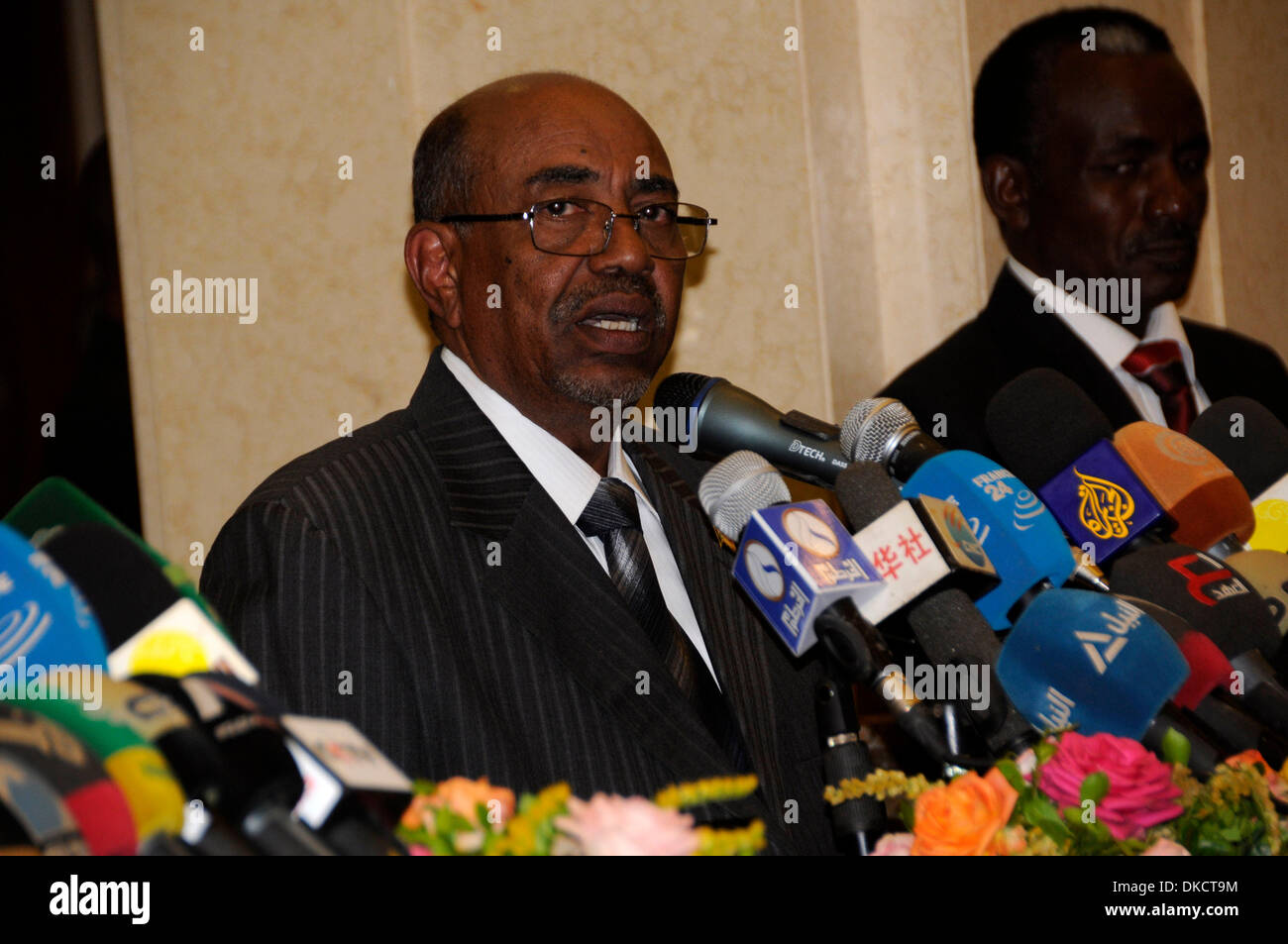 (131204) -- Il governo di Khartoum, il 4 dicembre, 2013 (Xinhua) -- Il Presidente sudanese Omar al-Bashir parla durante una conferenza stampa congiunta con il etiope Primo Ministro Hailemariam Desalegn a Khartoum, Sudan, Dicembre 4, 2013.(Xinhua/Mohammed Babiker) Foto Stock