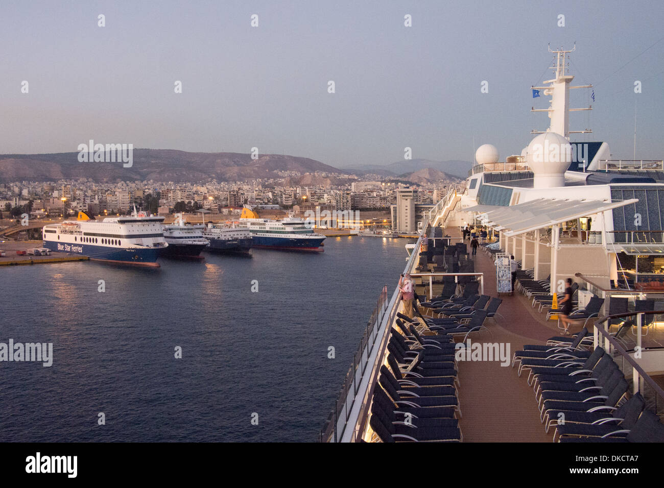 Vista dal Celebrity Silhouette nave da crociera del porto di Pireo, vicino ad Atene, Grecia. Foto Stock