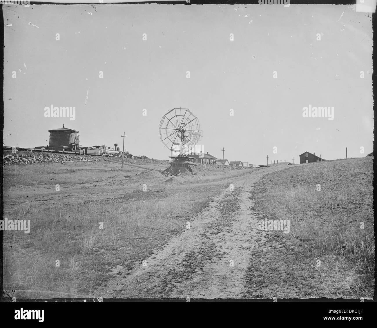 Questa immagine raffigura la stazione Sherman situata sulla sommità del Laramie Range nella contea di Albany, Wyoming. La stazione, situata in un'aspra regione montuosa, servì storicamente come punto di comunicazione e di transito per coloni e viaggiatori. Foto Stock