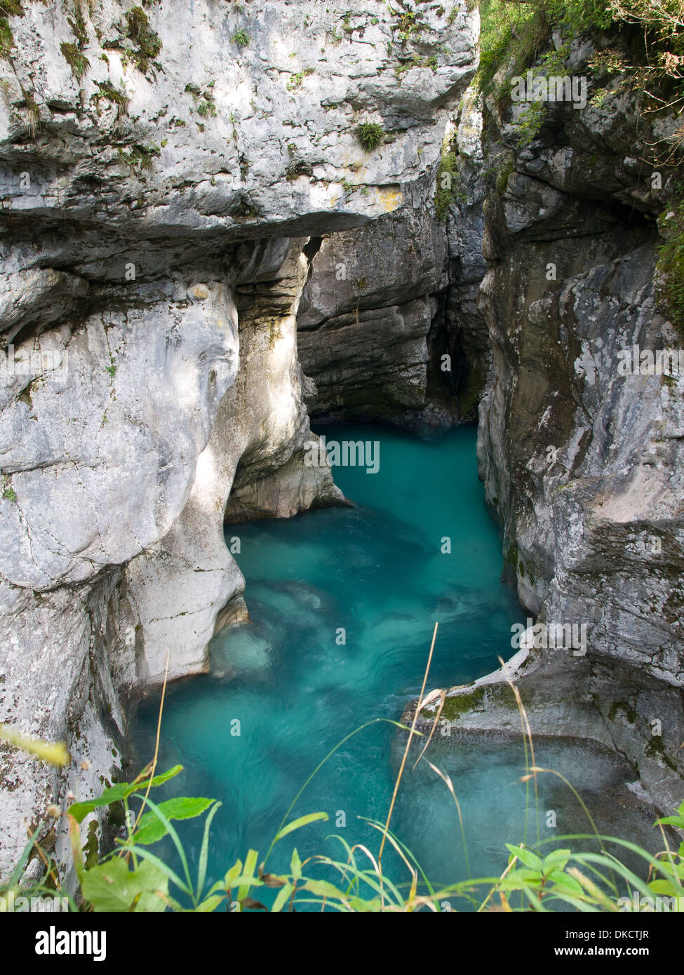 Immagine verticale di Soca river gorges, con spettacolari acque blu. La Slovenia. Foto Stock