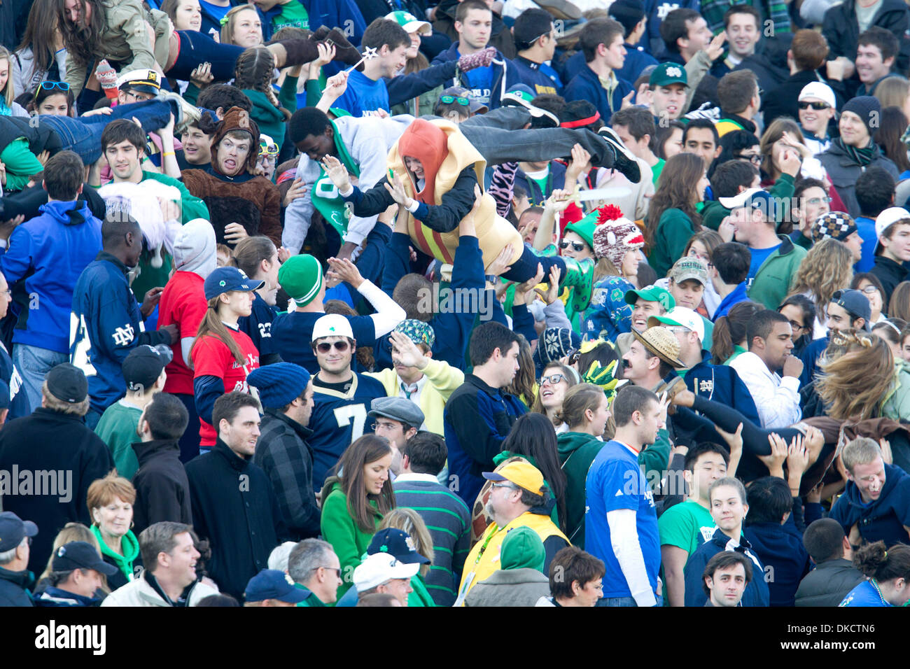 Ottobre 29, 2011 - South Bend, Indiana, Stati Uniti - Notre Dame sezione studenti celebrare touchdown durante il NCAA Football gioco tra la cattedrale di Notre Dame e la marina. Il Notre Dame Fighting Irish sconfitto il Navy aspiranti guardiamarina 56-14 in gioco a Notre Dame Stadium di South Bend, Indiana. (Credito Immagine: © Giovanni Mersits/Southcreek/ZUMAPRESS.com) Foto Stock