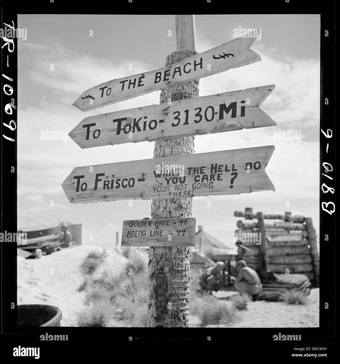 Sign on Tarawa illustra Marine il senso dell'umorismo e la possibile mancanza di ottimismo per quanto riguarda la durata della guerra. 520987 Foto Stock