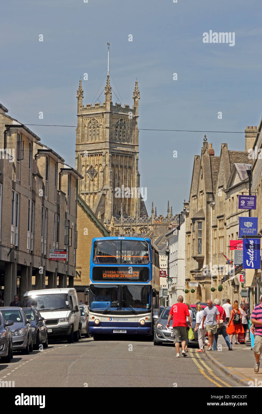 Double Deck bus cercando di passare tra le auto parcheggiate su entrambi i lati della strada, Cirencester Foto Stock