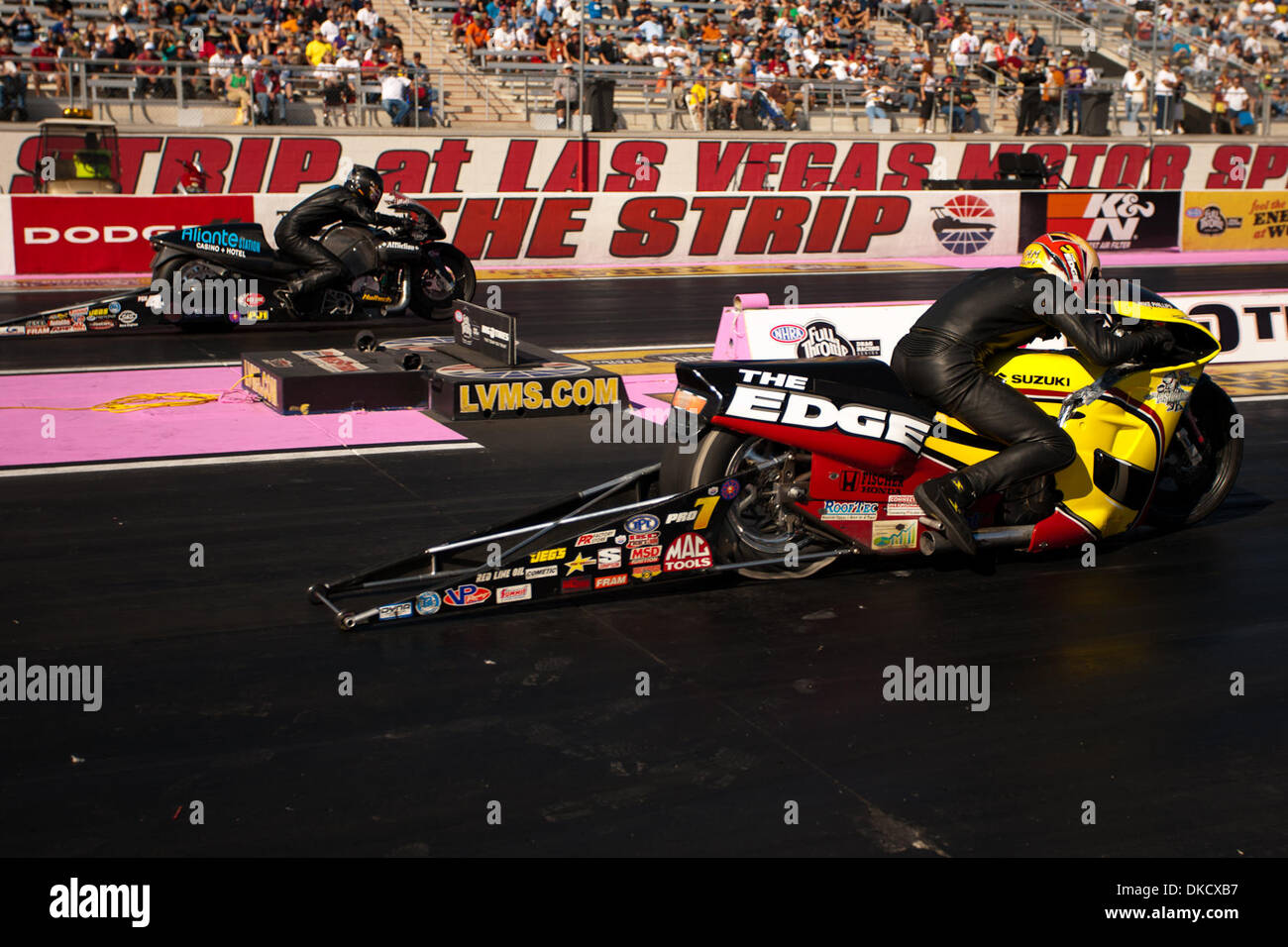 Ottobre 29, 2011 - Las Vegas, Nevada, Stati Uniti - Michael Phillips, driver del bordo Suzuki GSXR e Matt Smith, driver della stazione di Aliante / afflizione Racing Buell, è andato in testa a testa durante le sessioni di qualifica presso l'undicesima edizione del Grande o pneumatici NHRA cittadini alla striscia di Las Vegas Motor Speedway di Las Vegas, Nevada. (Credito Immagine: © Matt Gdowski/Southcreek/ZUMAPRESS.com) Foto Stock