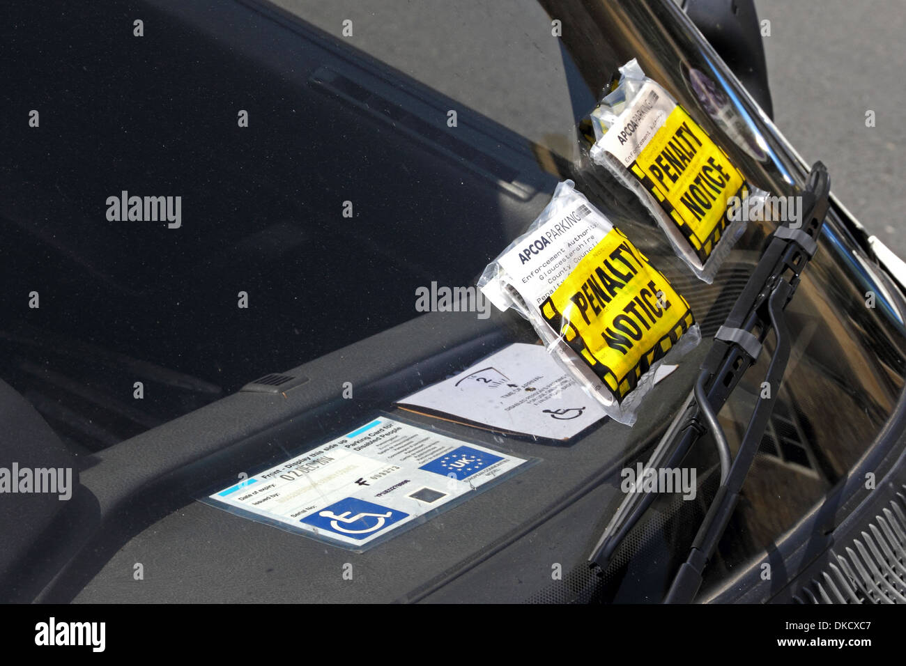 I biglietti per il parcheggio auto su disabilitata la visualizzazione di permesso di parcheggio. Foto Stock
