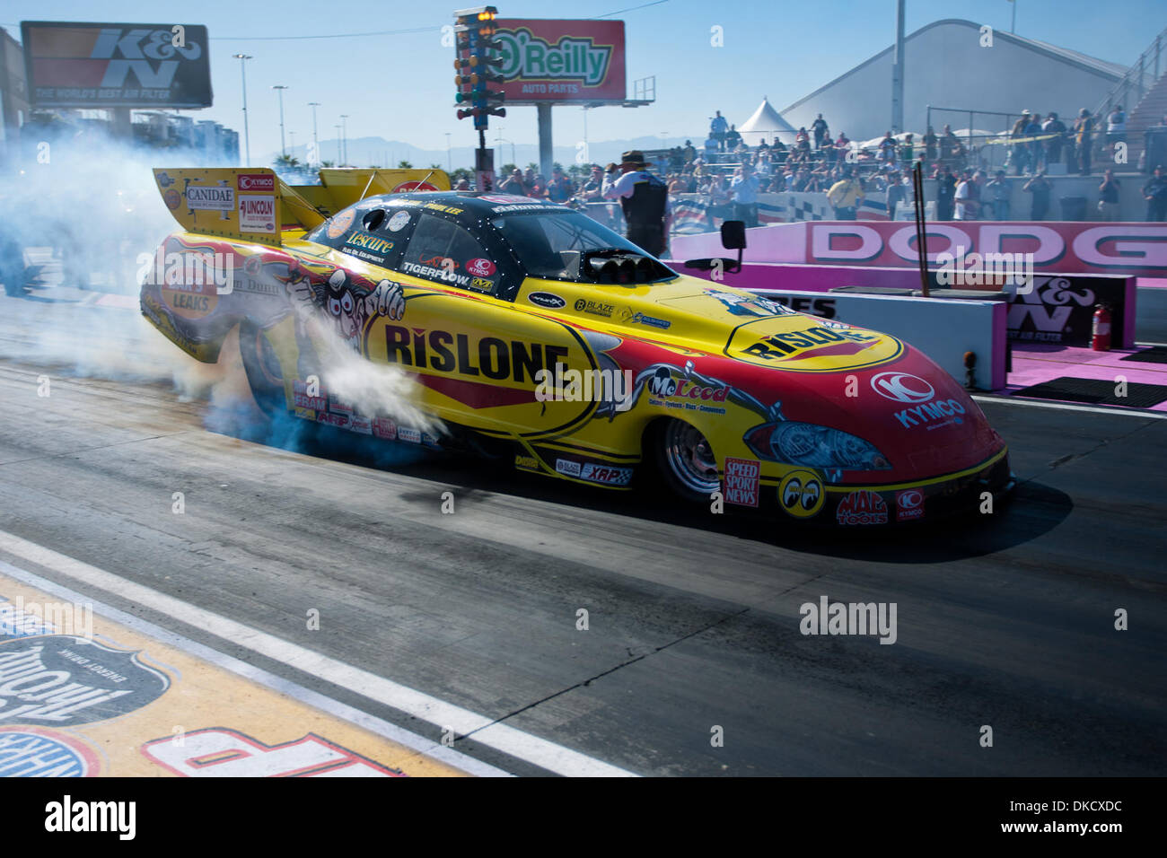 Ottobre 29, 2011 - Las Vegas, Nevada, Stati Uniti - NHRA Funny auto conducente Paul Lee del Rislone / Bar perdite della Chevrolet Impala SS finisce il suo burnout durante le sessioni di qualifica presso l'undicesima edizione del Grande o pneumatici NHRA cittadini alla striscia di Las Vegas Motor Speedway di Las Vegas, Nevada. (Credito Immagine: © Matt Gdowski/Southcreek/ZUMAPRESS.com) Foto Stock