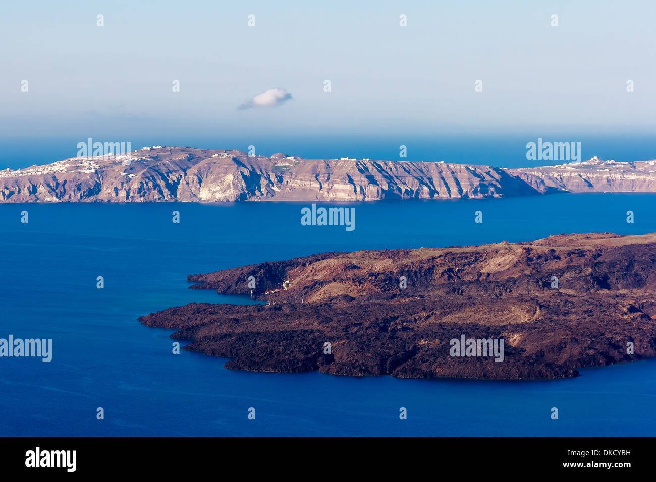 Nea Kameni isola vulcanica di Santorini in Grecia con navi davanti Foto Stock