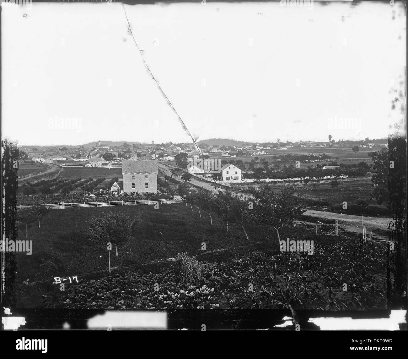 Una tipica vista del traffico stradale scolastico vicino a Gettysburg durante un pomeriggio primaverile. La scena cattura il trambusto del traffico locale ed è situata vicino al sito proposto per un nuovo progetto di sviluppo. Foto Stock