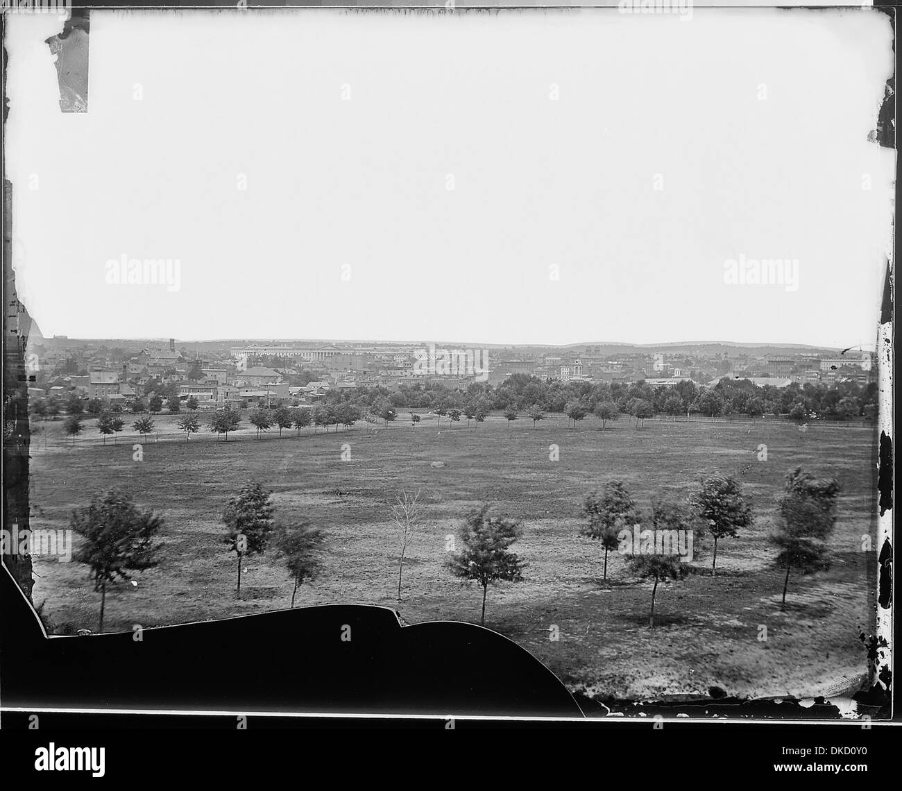 Questa fotografia cattura una tipica scena del traffico di metà pomeriggio su una strada scolastica a Washington D.C. in primavera, con veicoli e pedoni in movimento. L'area è vicina a un sito proposto per nuovi sviluppi o progetti infrastrutturali. Foto Stock