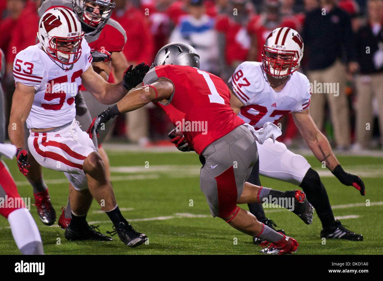 Ottobre 29, 2011 - Columbus, Ohio, Stati Uniti - Wisconsin Badgers linebacker Mike Taylor (53) e Wisconsin Badgers difensivo fine Brendan Kelly (97) Chiudere in su Ohio State Buckeyes running back Dan Herron (1) su una corsa nel primo trimestre del gioco tra Wisconsin e Ohio State presso lo Stadio Ohio, Columbus, Ohio. Ohio State sconfitto Wisconsin 33-29. (Credito Immagine: © Scott Stuart/Southcree Foto Stock