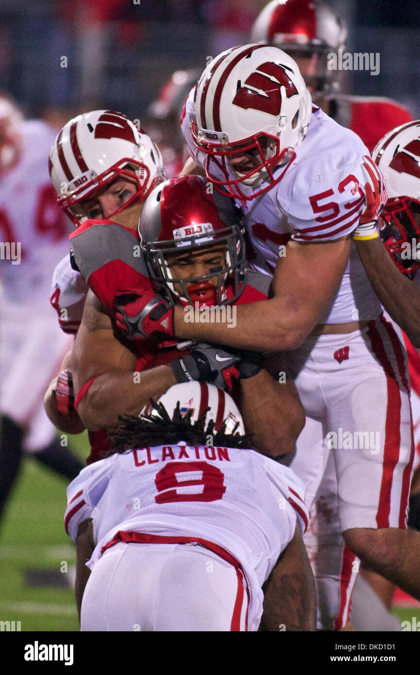 Ottobre 29, 2011 - Columbus, Ohio, Stati Uniti - Ohio State Buckeyes running back Dan Herron (1) viene affrontato dal Wisconsin Badgers linebacker Mike Taylor (53) e Badgers linebacker Kevin Claxton (9) nel quarto trimestre del gioco tra Wisconsin e Ohio State presso lo Stadio Ohio, Columbus, Ohio. Ohio State sconfitto Wisconsin 33-29. (Credito Immagine: © Scott Stuart/Southcreek/ZUMAPRESS.com) Foto Stock