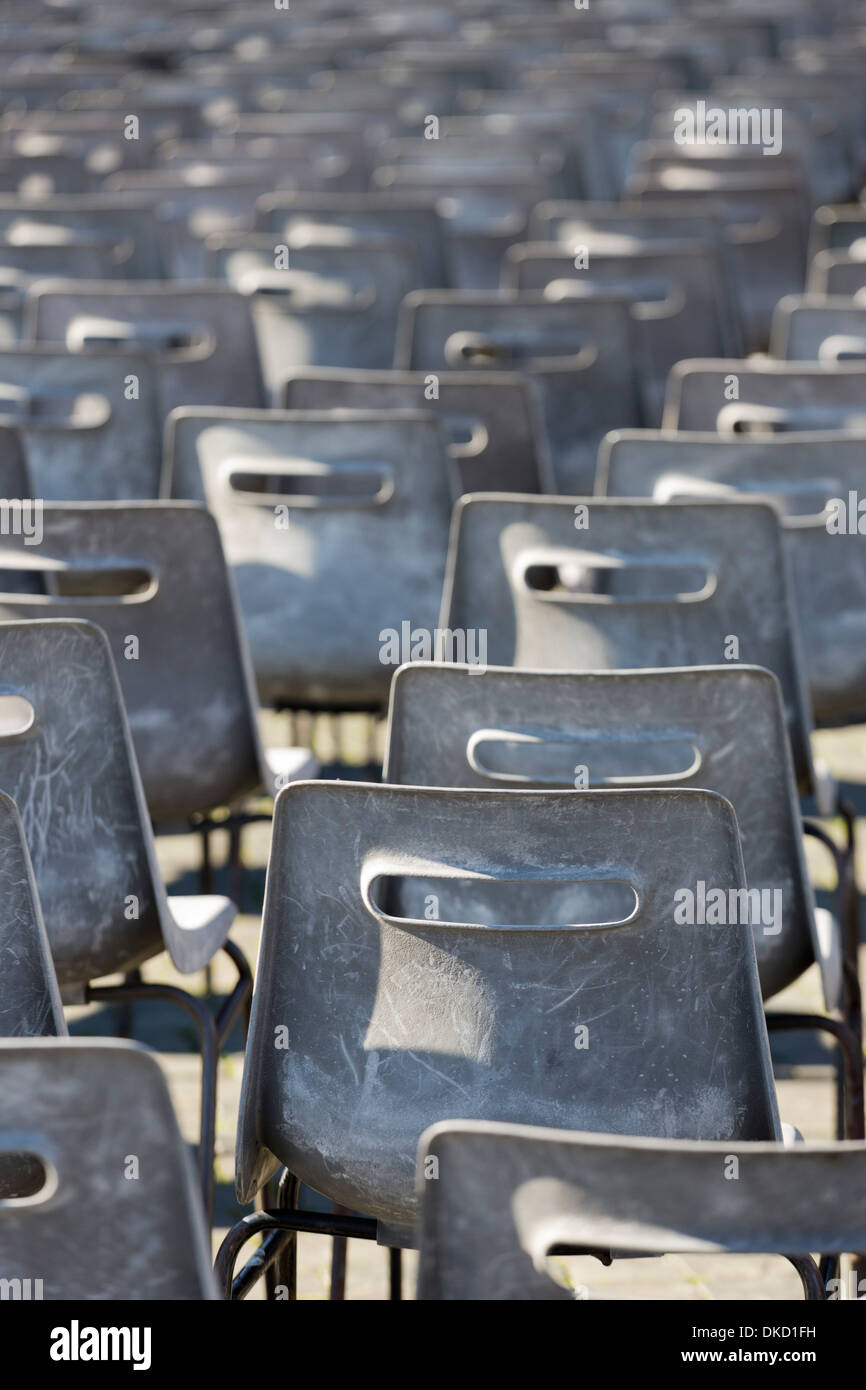 Molte sedie vuote in plastica grigia in Piazza San Pietro, Città del Vaticano, Roma Foto Stock