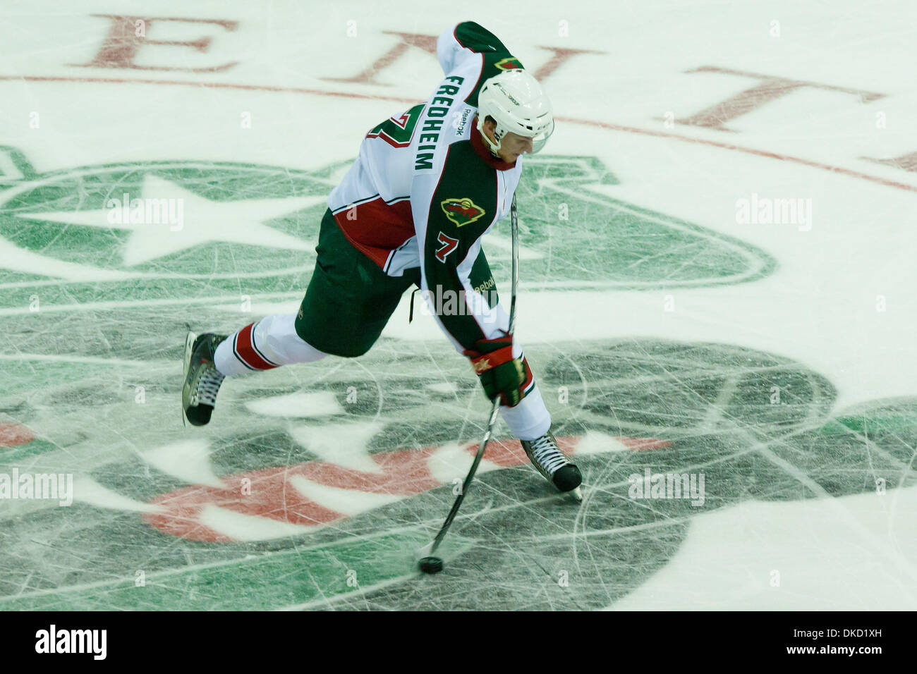 Ottobre 30, 2011 - Houston, Texas, Stati Uniti - Houston Aeros Kris Fredheim (7) colpisce il putt sul ghiaccio contro la dama. Houston Aeros sconfitto Charlotte Checkers 5-3 al Toyota Center di Houston, TX. (Credito Immagine: © Juan DeLeon/Southcreek/ZUMAPRESS.com) Foto Stock