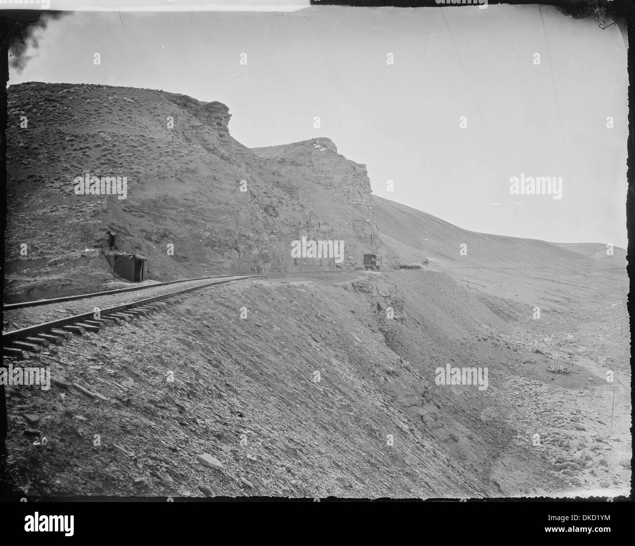 Questa immagine mostra il traffico tipico su Schold Road nella contea di Sweetwater, Wyoming, a metà pomeriggio in primavera. La scena include la sponda occidentale del Green River, vicino a un sito di sviluppo proposto. Foto Stock