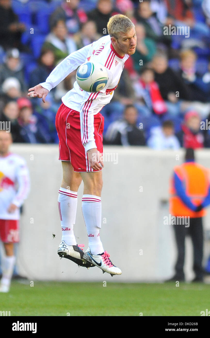 Ottobre 30, 2011 - Harrison, New Jersey, Stati Uniti - New York Red Bulls Defender Tim risma (5) nella Major League Soccer playoff azione a Red Bull Stadium di Harrison New Jersey Los Angeles conduce a New York da 1 a 0 a metà (credito Immagine: © Brooks von Arx/Southcreek/ZUMAPRESS.com) Foto Stock