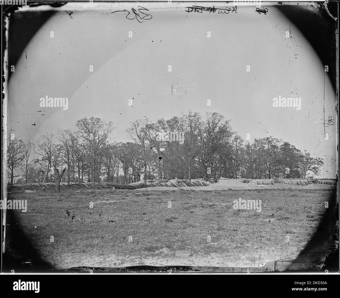 Questa immagine cattura il traffico tipico pomeridiano su una strada scolastica a Petersburg, Virginia, vicino a Fort Stedman. Offre un'istantanea dei modelli di traffico locali durante la primavera, su uno sfondo storico. Foto Stock