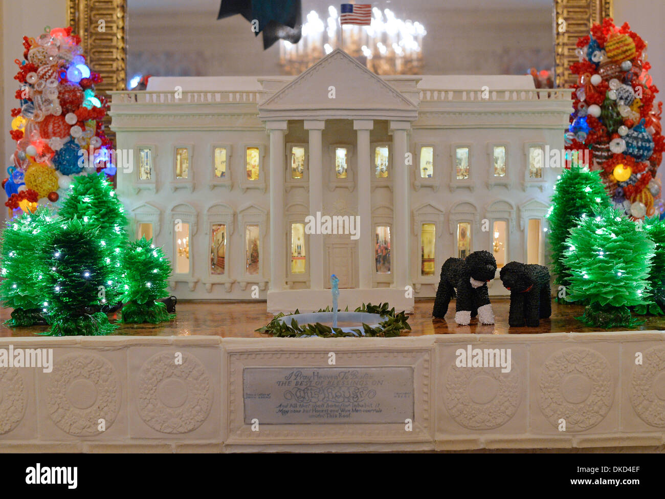 Washington DC, Stati Uniti d'America. Il 4 dicembre 2013. Un quasi-300-pound pan di zenzero commestibili Casa Bianca replica è visibile nello stato in sala da pranzo della Casa Bianca a Washington DC, capitale degli Stati Uniti, Dicembre 4, 2013, durante la Casa Bianca decorazioni di Natale di visualizzazione dei file multimediali. (Xinhua/Zhang Jun/Alamy Live News) Foto Stock