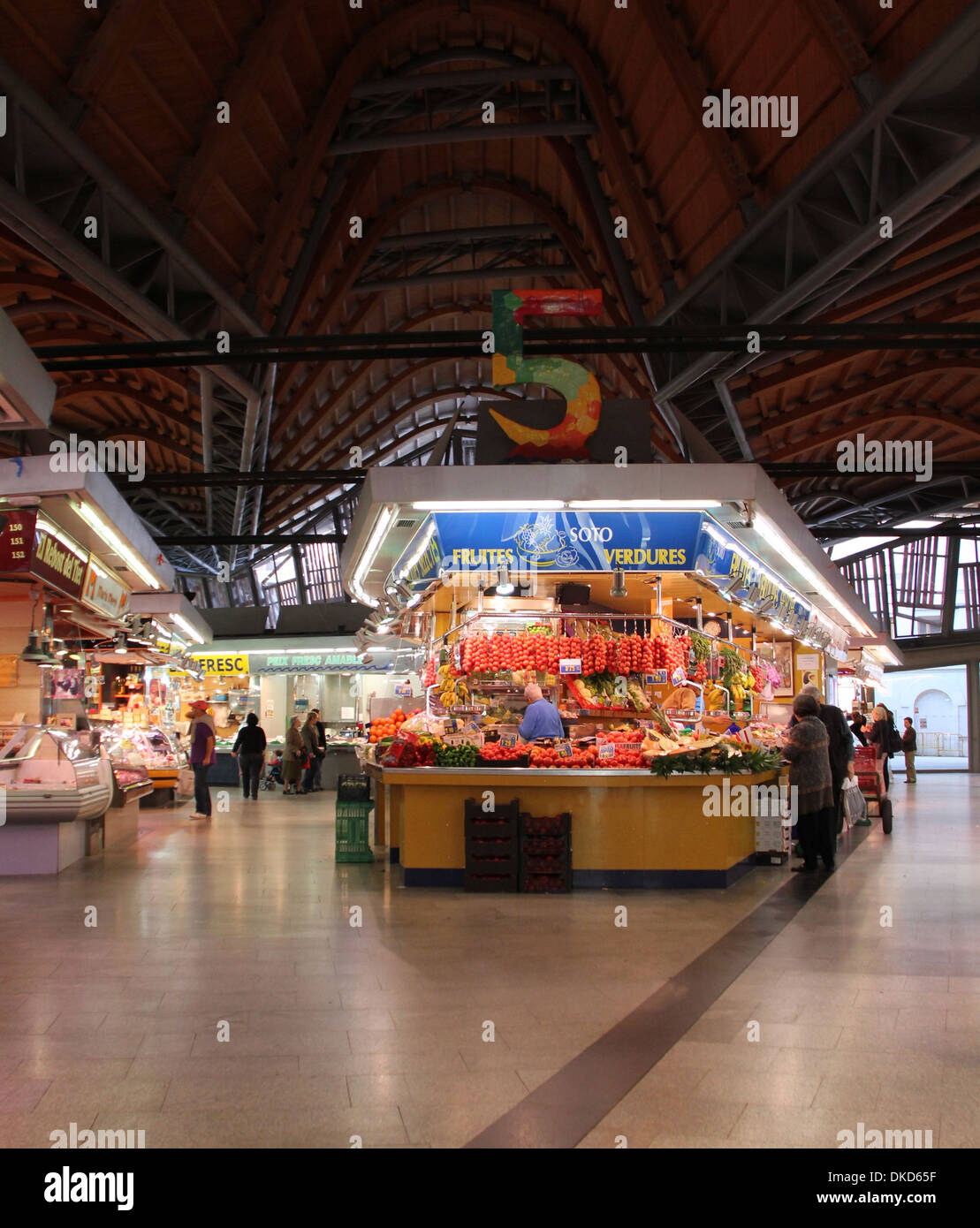 Frutta e verdura in stallo Mercat de Santa Caterina a Barcellona Foto Stock