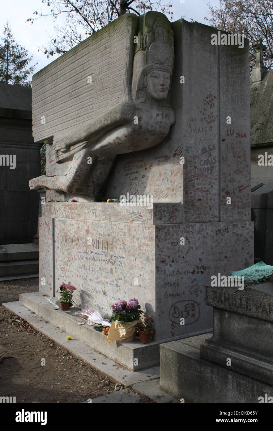 Oscar Wilde la sua tomba al cimitero di Père Lachaise di Parigi Foto Stock