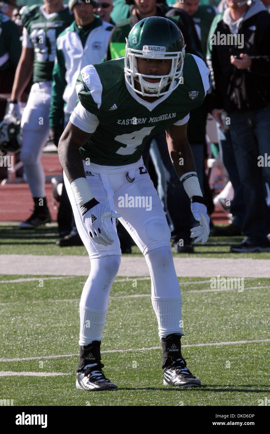 Nov. 5, 2011 - Ypsilanti, Michigan, Stati Uniti - Michigan orientale defensive back Marlon Pollard (#4) si prepara a coprire il suo ricevitore. Stato a sfera beat Eastern Michigan 33-31 a Rynearson Stadium di Ypsilanti, Michigan. (Credito Immagine: © Alan Ashley/Southcreek/ZUMAPRESS.com) Foto Stock