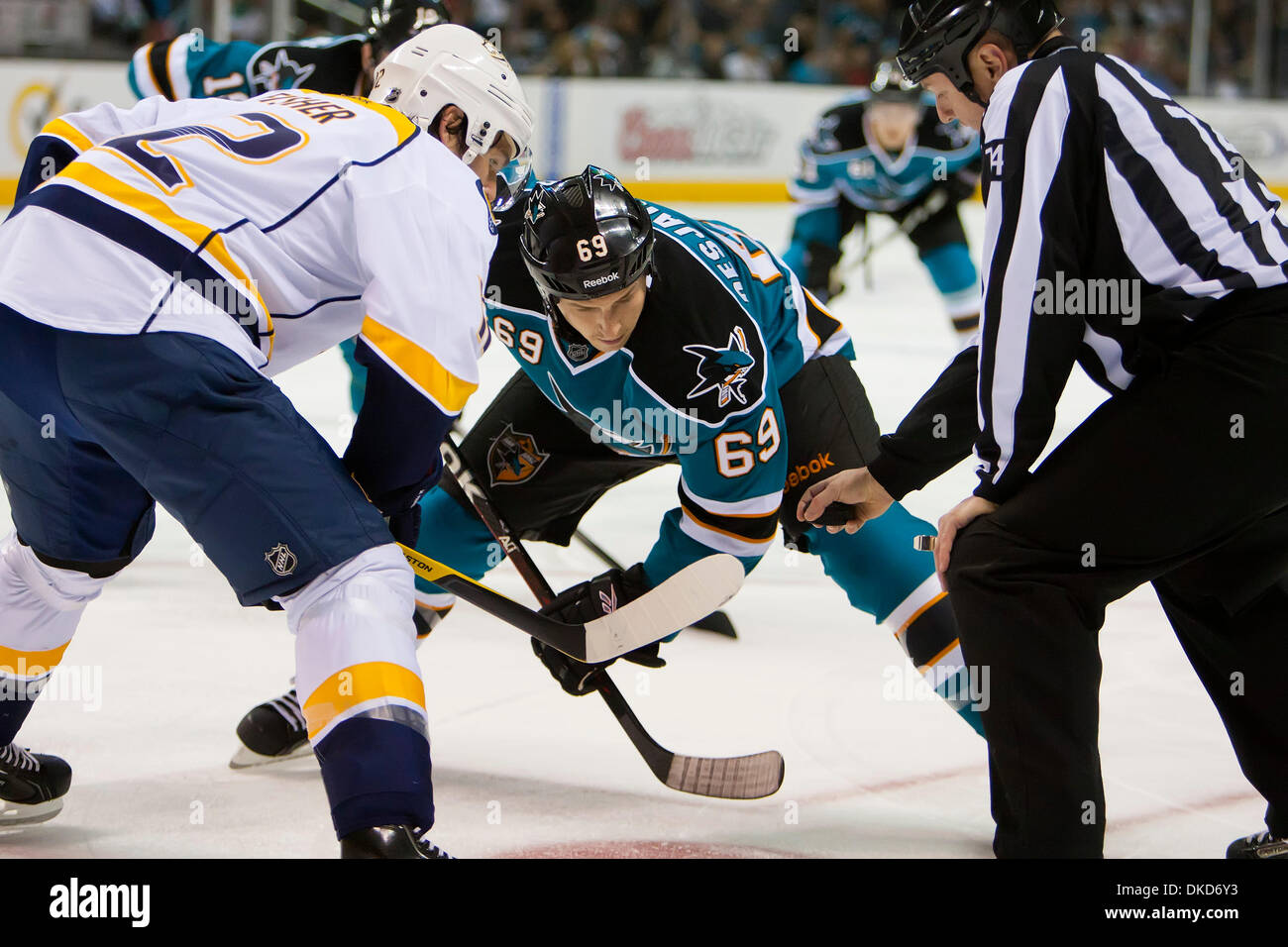 Nov. 5, 2011 - San Jose, California, Stati Uniti - San Jose Sharks avanti ANDREW DESJARDINS (69) si affaccia su off durante la NHL Hockey gioco tra il Nashville Predators e gli squali di San Jose. (Credito Immagine: © Damon Tarver/Southcreek/ZUMAPRESS.com) Foto Stock