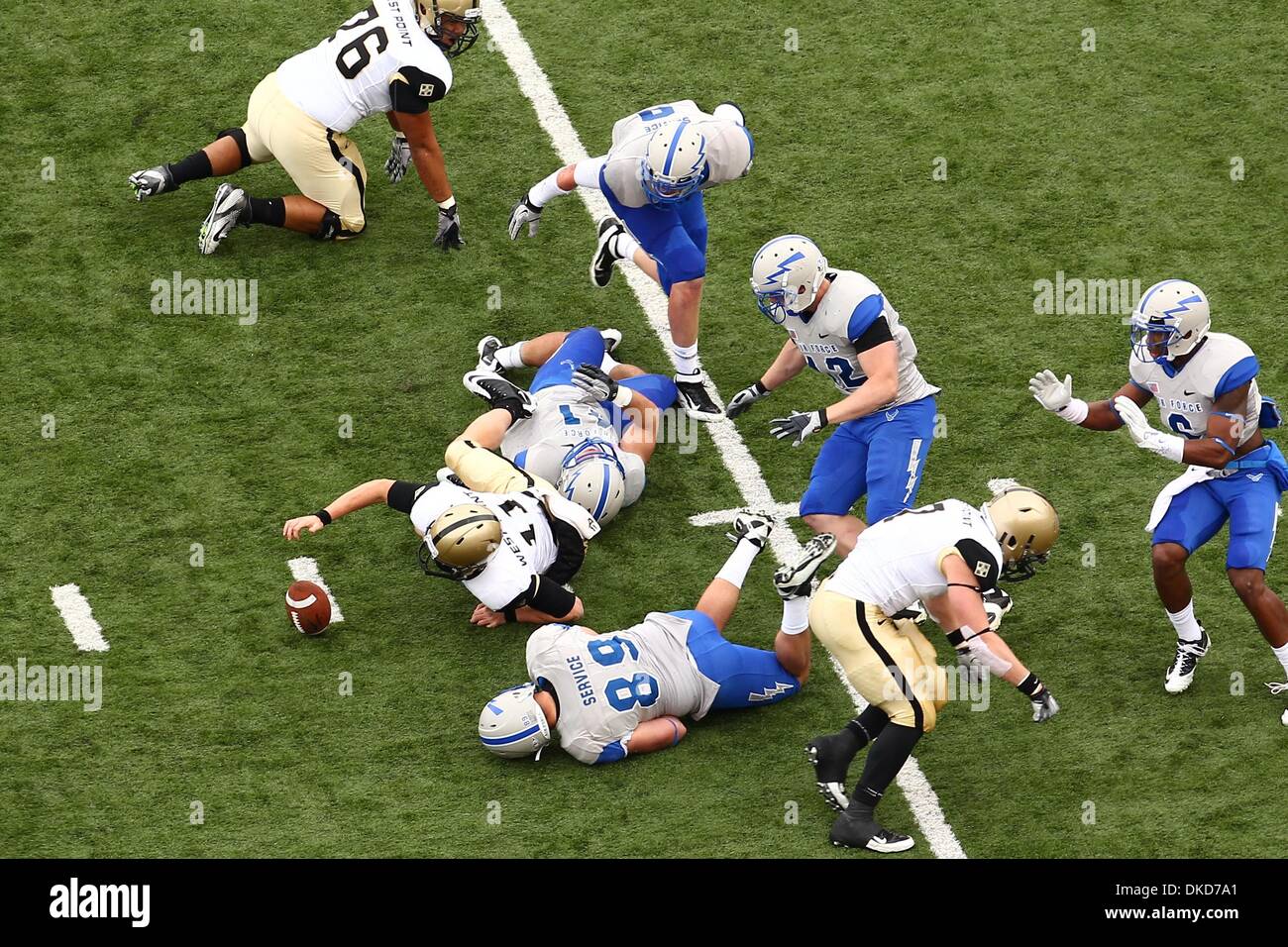 Nov. 5, 2011 - Colorado Springs, Colorado, Stati Uniti - Esercito cavalieri neri quarterback Max Jenkins (11) recupera un fumble nel primo semestre contro la forza aerea falchi. A metà esercito conduce 14-0. La Air Force Falcons ha ospitato l'esercito Rangers nero a Falcon Stadium in Colorado Springs, CO. (Credito Immagine: © Isaia Downing/Southcreek/ZUMApress.com) Foto Stock