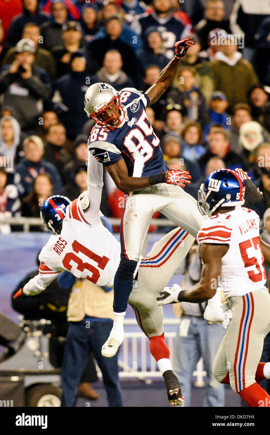 Nov. 6, 2011 - Foxborough, Massachusetts, STATI UNITI - New England Patriots WR Ochocinco Ciad (85) è tirato verso il basso da New York Giants CB Aaron Ross (31) Dopo manca la cattura. New York Giants sconfiggere il New England Patriots 24- 20 negli ultimi secondi a Gillette Stadium. (Credito Immagine: © Geoff Bolte/Southcreek/ZUMAPRESS.com) Foto Stock