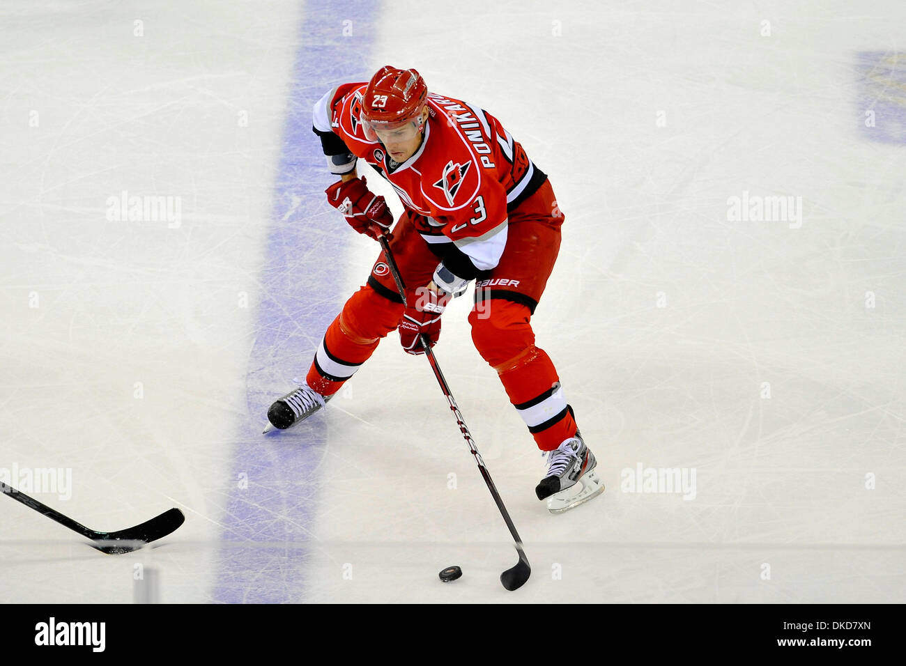 Nov. 6, 2011 - Raleigh, North Carolina, Stati Uniti - Carolina Hurricanes ala sinistra Alexei Ponikarovsky (23) prende il puck all ice.Stars sconfitti gli uragani 5-2 a RBC Center in Raleigh North Carolina. (Credito Immagine: © Anthony Barham/Southcreek/ZUMAPRESS.com) Foto Stock