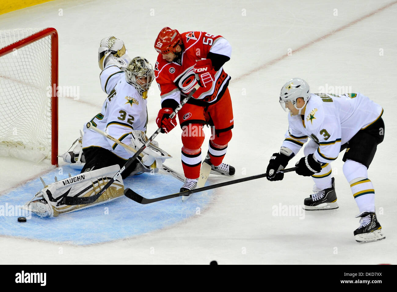 Nov. 6, 2011 - Raleigh, North Carolina, Stati Uniti - Carolina Hurricanes ala destra Chad LaRose (59) cerca di battere il puck in.Stars sconfitti gli uragani 5-2 a RBC Center in Raleigh North Carolina. (Credito Immagine: © Anthony Barham/Southcreek/ZUMAPRESS.com) Foto Stock