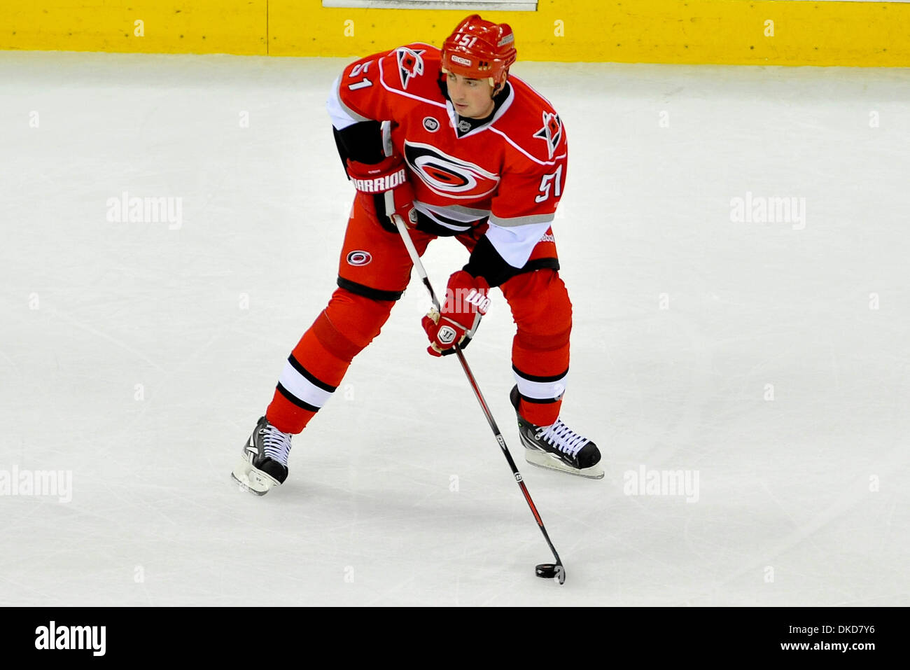 Nov. 6, 2011 - Raleigh, North Carolina, Stati Uniti - Carolina Hurricanes defenceman Tomas Kaberle (51) alla ricerca di un uomo aperto.Stars sconfitti gli uragani 5-2 a RBC Center in Raleigh North Carolina. (Credito Immagine: © Anthony Barham/Southcreek/ZUMAPRESS.com) Foto Stock