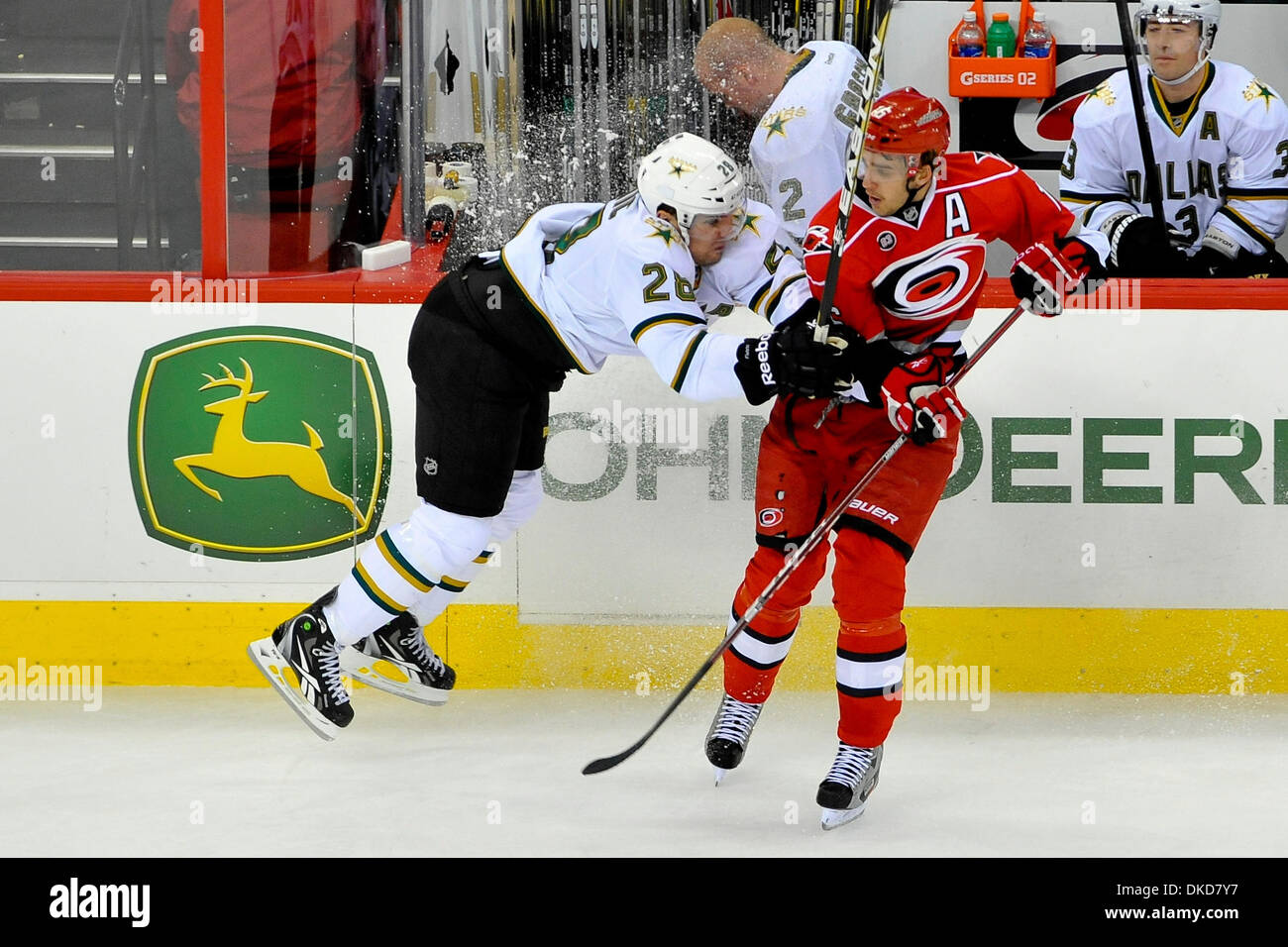 Nov. 6, 2011 - Raleigh, North Carolina, Stati Uniti - Dallas Stars defenceman Mark Fistric (28) e Carolina Hurricanes center Brandon Sutter (16) Stars sconfitti gli uragani 5-2 a RBC Center in Raleigh North Carolina. (Credito Immagine: © Anthony Barham/Southcreek/ZUMAPRESS.com) Foto Stock