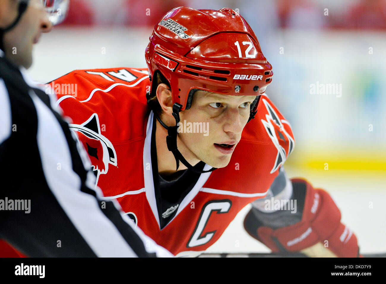 Nov. 6, 2011 - Raleigh, North Carolina, Stati Uniti - Carolina Hurricanes center Eric Staal (12) Stars sconfitti gli uragani 5-2 a RBC Center in Raleigh North Carolina. (Credito Immagine: © Anthony Barham/Southcreek/ZUMAPRESS.com) Foto Stock