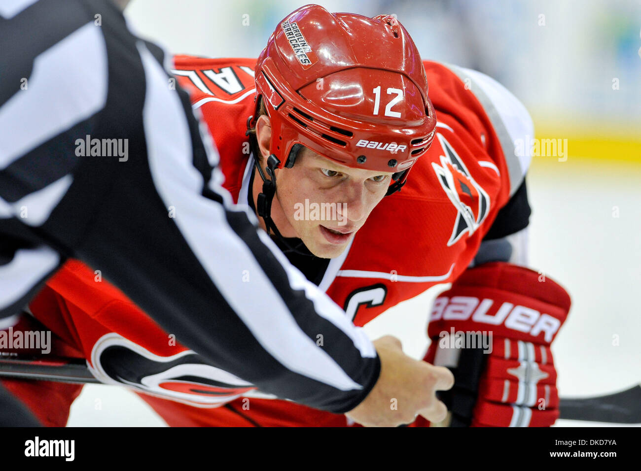 Nov. 6, 2011 - Raleigh, North Carolina, Stati Uniti - Carolina Hurricanes center Eric Staal (12) Stars sconfitti gli uragani 5-2 a RBC Center in Raleigh North Carolina. (Credito Immagine: © Anthony Barham/Southcreek/ZUMAPRESS.com) Foto Stock