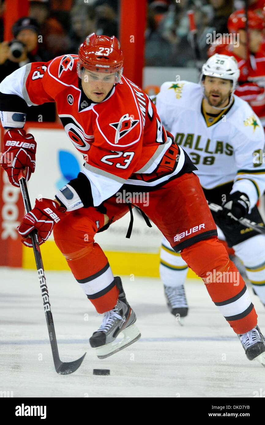 Nov. 6, 2011 - Raleigh, North Carolina, Stati Uniti - Carolina Hurricanes ala sinistra Alexei Ponikarovsky (23) prende il puck giù il ghiaccio.Stars sconfitti gli uragani 5-2 a RBC Center in Raleigh North Carolina. (Credito Immagine: © Anthony Barham/Southcreek/ZUMAPRESS.com) Foto Stock