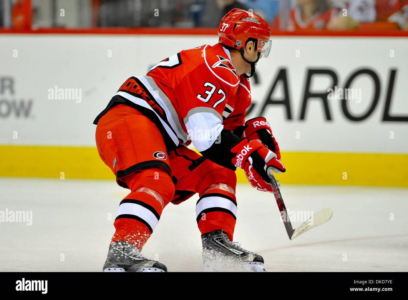 Nov. 6, 2011 - Raleigh, North Carolina, Stati Uniti - Carolina Hurricanes centro Tim Brent (37) prendere il colpo aperto Stars sconfitti gli uragani 5-2 a RBC Center in Raleigh North Carolina. (Credito Immagine: © Anthony Barham/Southcreek/ZUMAPRESS.com) Foto Stock