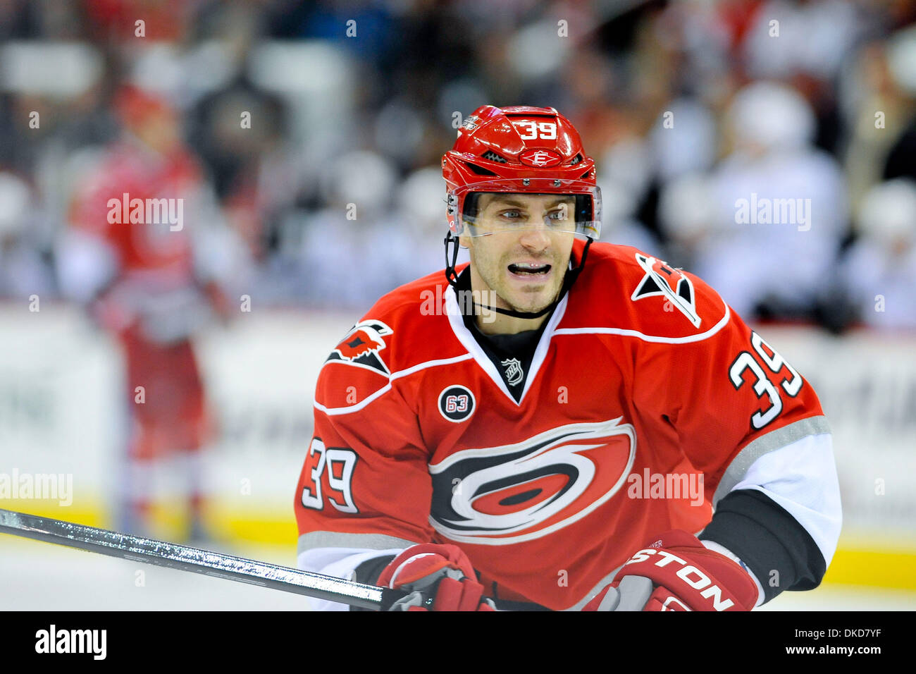 Nov. 6, 2011 - Raleigh, North Carolina, Stati Uniti - Carolina Hurricanes ala destra Patrick Dwyer (39) Stars sconfitti gli uragani 5-2 a RBC Center in Raleigh North Carolina. (Credito Immagine: © Anthony Barham/Southcreek/ZUMAPRESS.com) Foto Stock