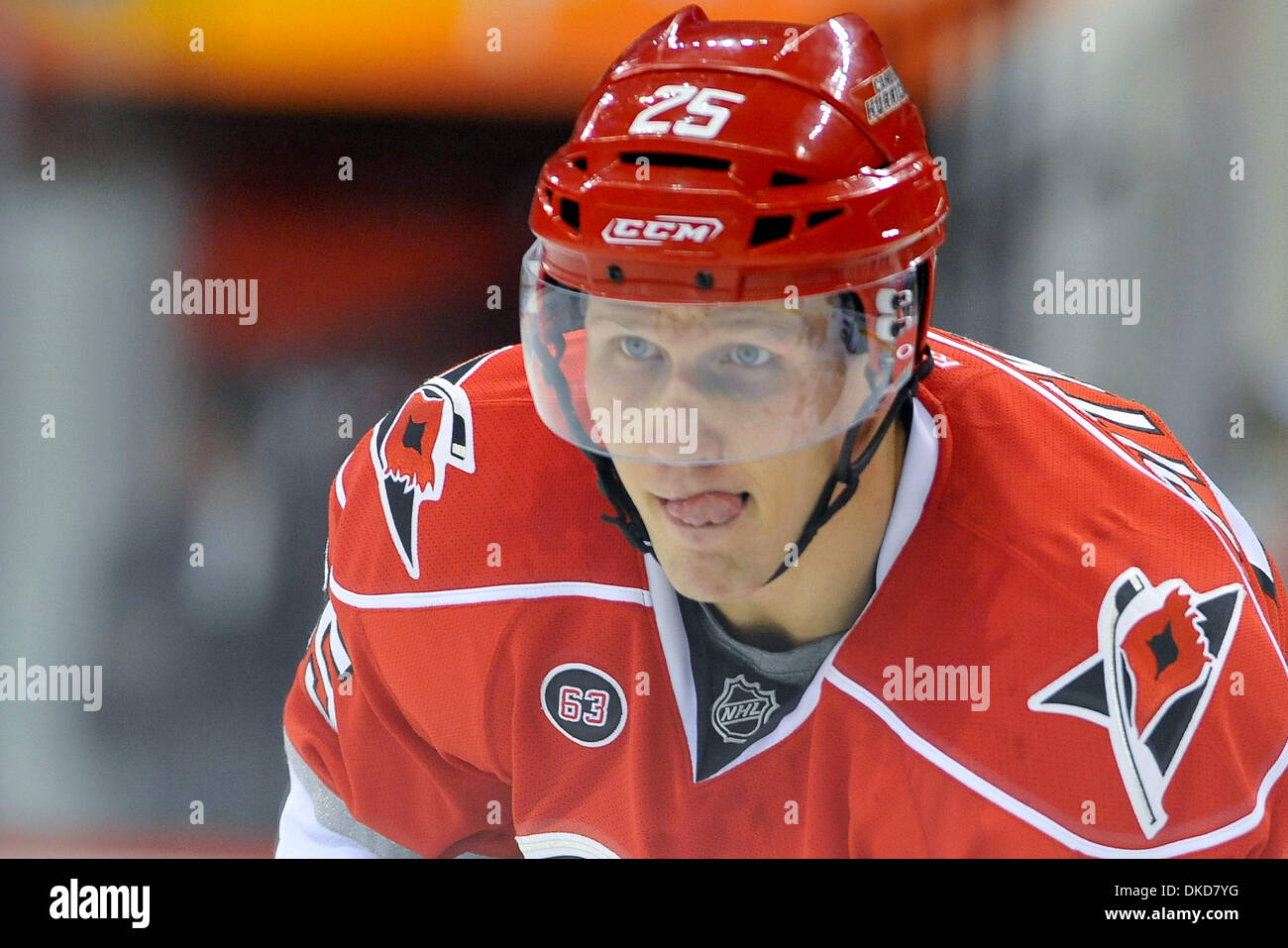 Nov. 6, 2011 - Raleigh, North Carolina, Stati Uniti - Carolina Hurricanes defenceman Joni Pitkanen (25) Stars sconfitti gli uragani 5-2 a RBC Center in Raleigh North Carolina. (Credito Immagine: © Anthony Barham/Southcreek/ZUMAPRESS.com) Foto Stock