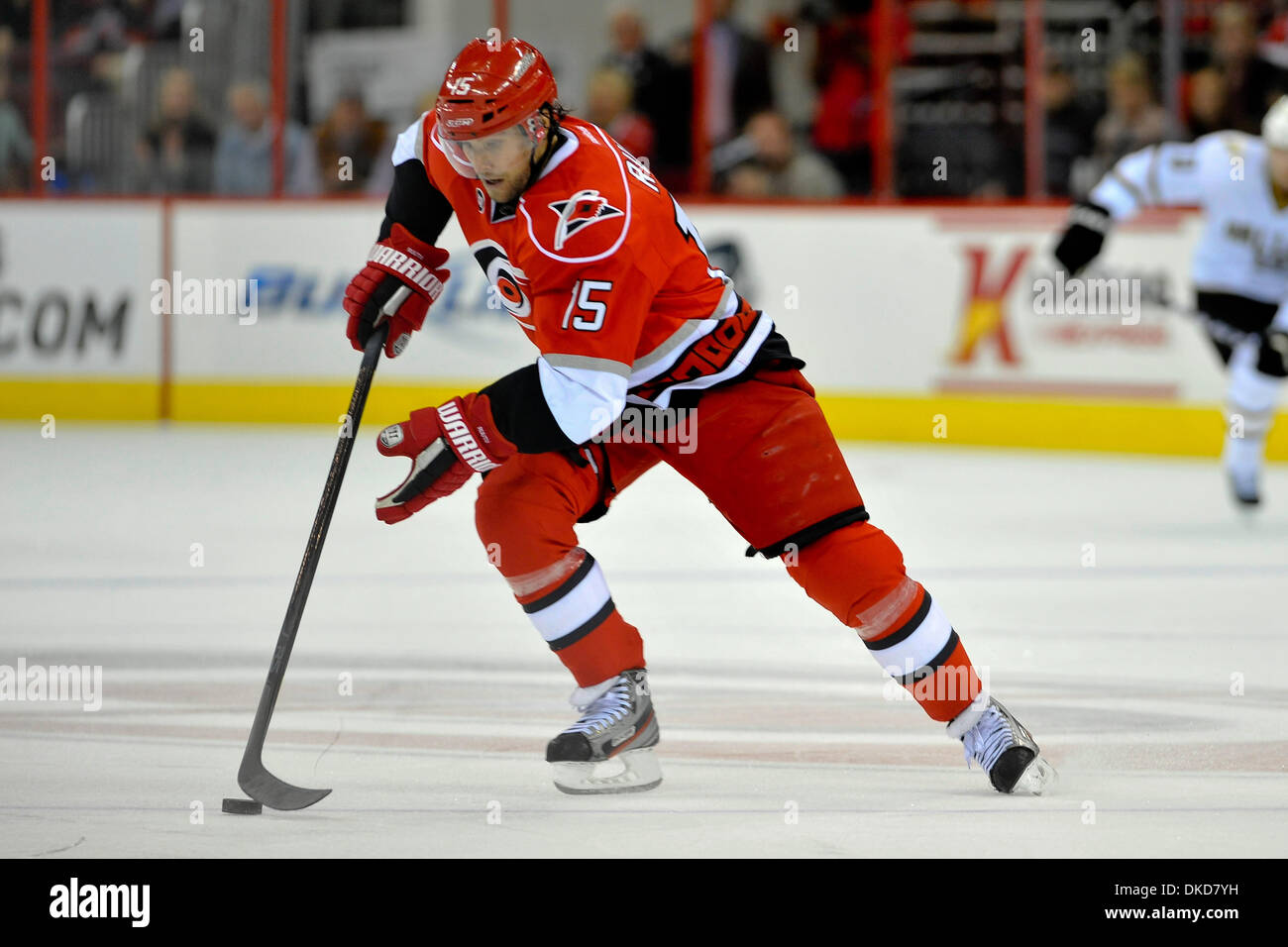 Nov. 6, 2011 - Raleigh, North Carolina, Stati Uniti - Carolina Hurricanes center Tuomo Ruutu (15) Stars sconfitti gli uragani 5-2 a RBC Center in Raleigh North Carolina. (Credito Immagine: © Anthony Barham/Southcreek/ZUMAPRESS.com) Foto Stock
