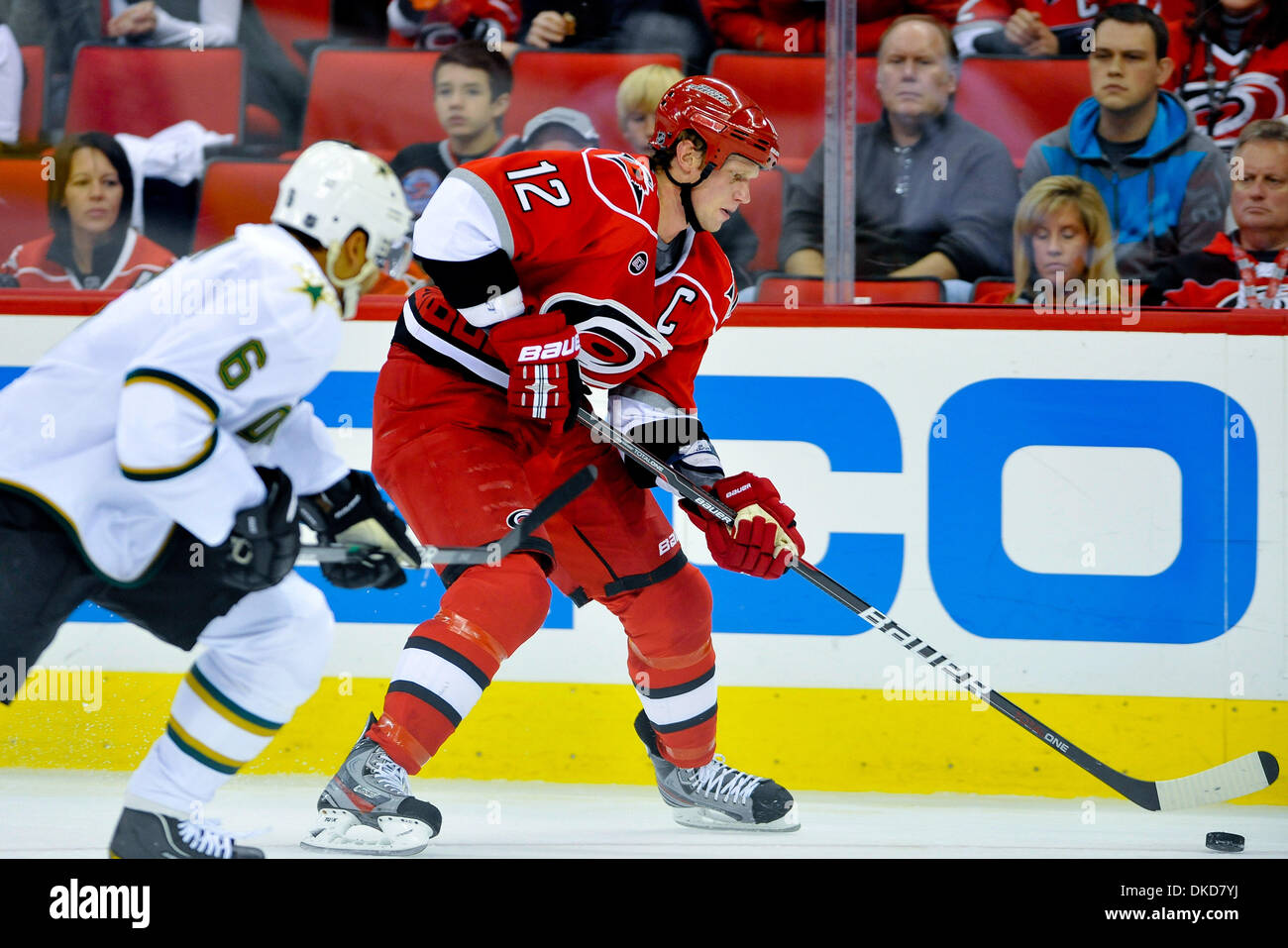 Nov. 6, 2011 - Raleigh, North Carolina, Stati Uniti - Carolina Hurricanes center Eric Staal (12) guarda e aprire l'uomo.Stars sconfitti gli uragani 5-2 a RBC Center in Raleigh North Carolina. (Credito Immagine: © Anthony Barham/Southcreek/ZUMAPRESS.com) Foto Stock
