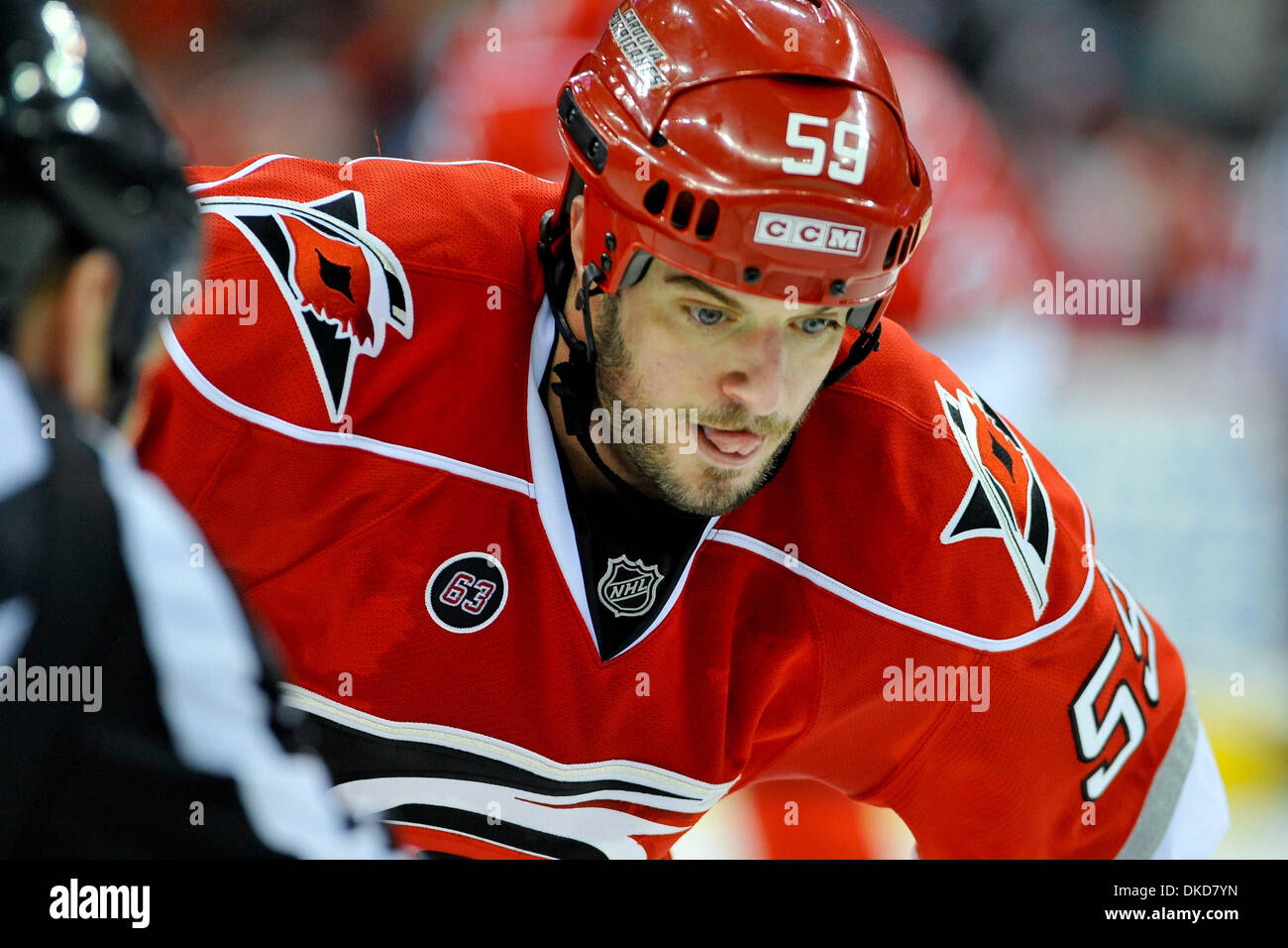 Nov. 6, 2011 - Raleigh, North Carolina, Stati Uniti - Carolina Hurricanes ala destra Chad LaRose (59) è pronta per il face off.Stars sconfitti gli uragani 5-2 a RBC Center in Raleigh North Carolina. (Credito Immagine: © Anthony Barham/Southcreek/ZUMAPRESS.com) Foto Stock