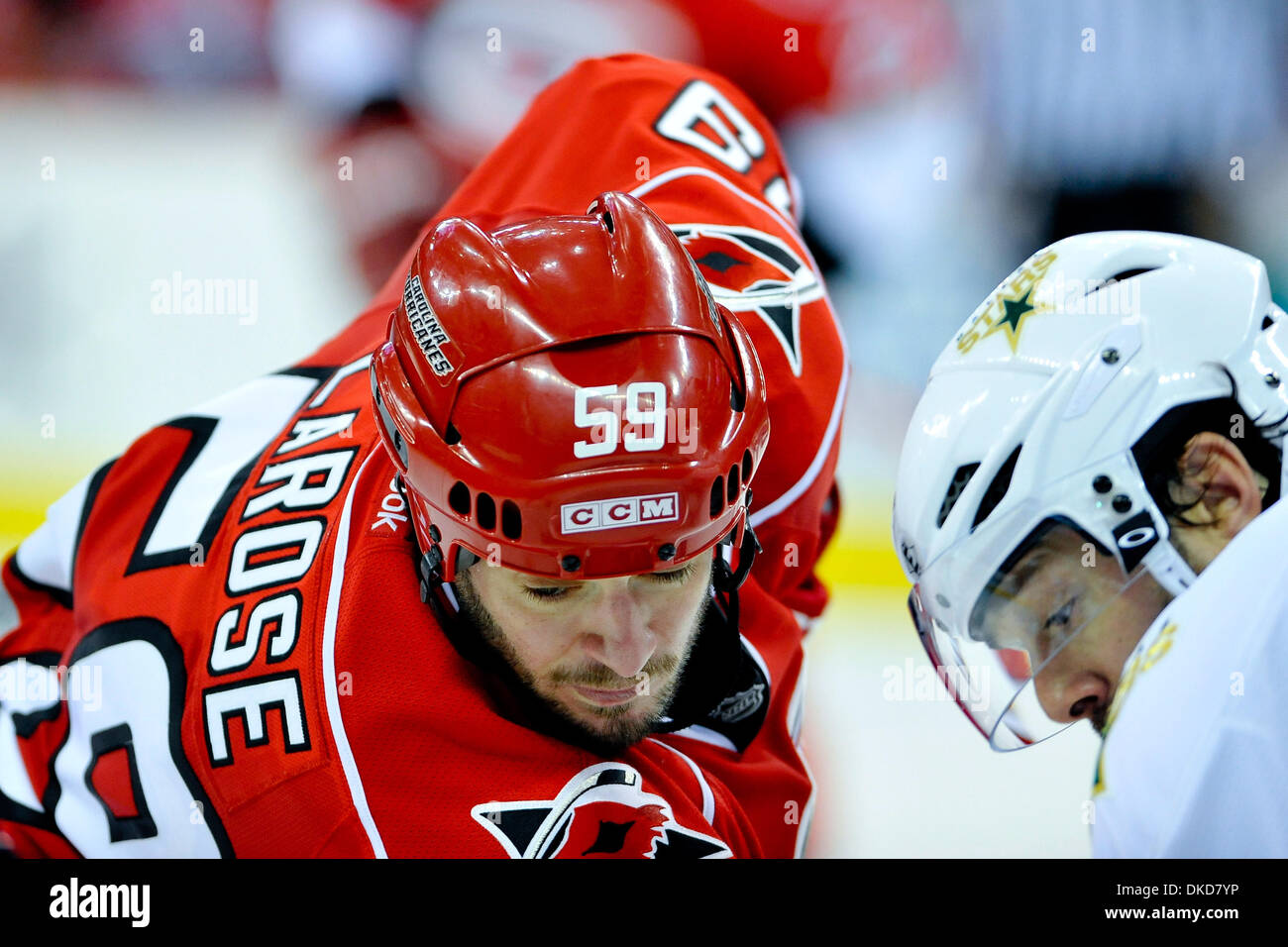 Nov. 6, 2011 - Raleigh, North Carolina, Stati Uniti - Carolina Hurricanes ala destra Chad LaRose (59) è pronta per il face off.Stars sconfitti gli uragani 5-2 a RBC Center in Raleigh North Carolina. (Credito Immagine: © Anthony Barham/Southcreek/ZUMAPRESS.com) Foto Stock