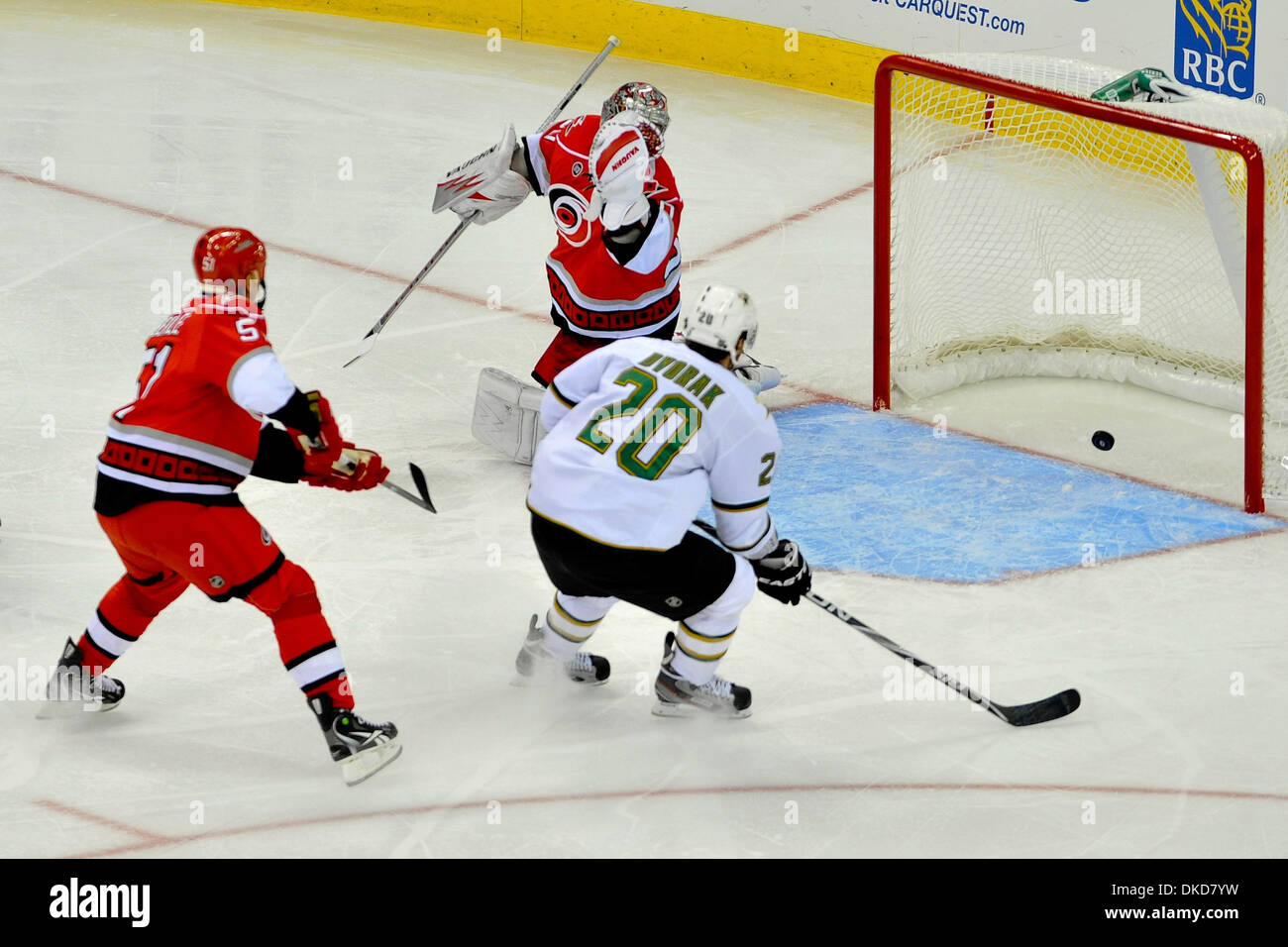 Nov. 6, 2011 - Raleigh, North Carolina, Stati Uniti - Carolina Hurricanes goalie Cam Ward (30) perde il disco.Stars sconfitti gli uragani 5-2 a RBC Center in Raleigh North Carolina. (Credito Immagine: © Anthony Barham/Southcreek/ZUMAPRESS.com) Foto Stock