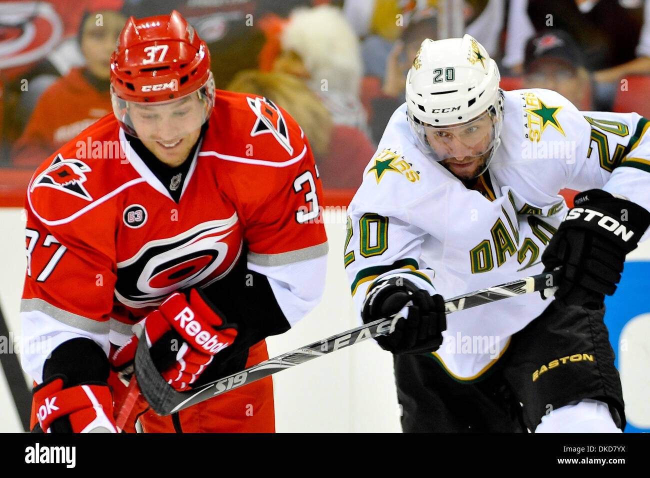 Nov. 6, 2011 - Raleigh, North Carolina, Stati Uniti - Carolina Hurricanes centro Tim Brent (37) e Dallas Stars ala destra Radek Dvorak (20) Stars sconfitti gli uragani 5-2 a RBC Center in Raleigh North Carolina. (Credito Immagine: © Anthony Barham/Southcreek/ZUMAPRESS.com) Foto Stock