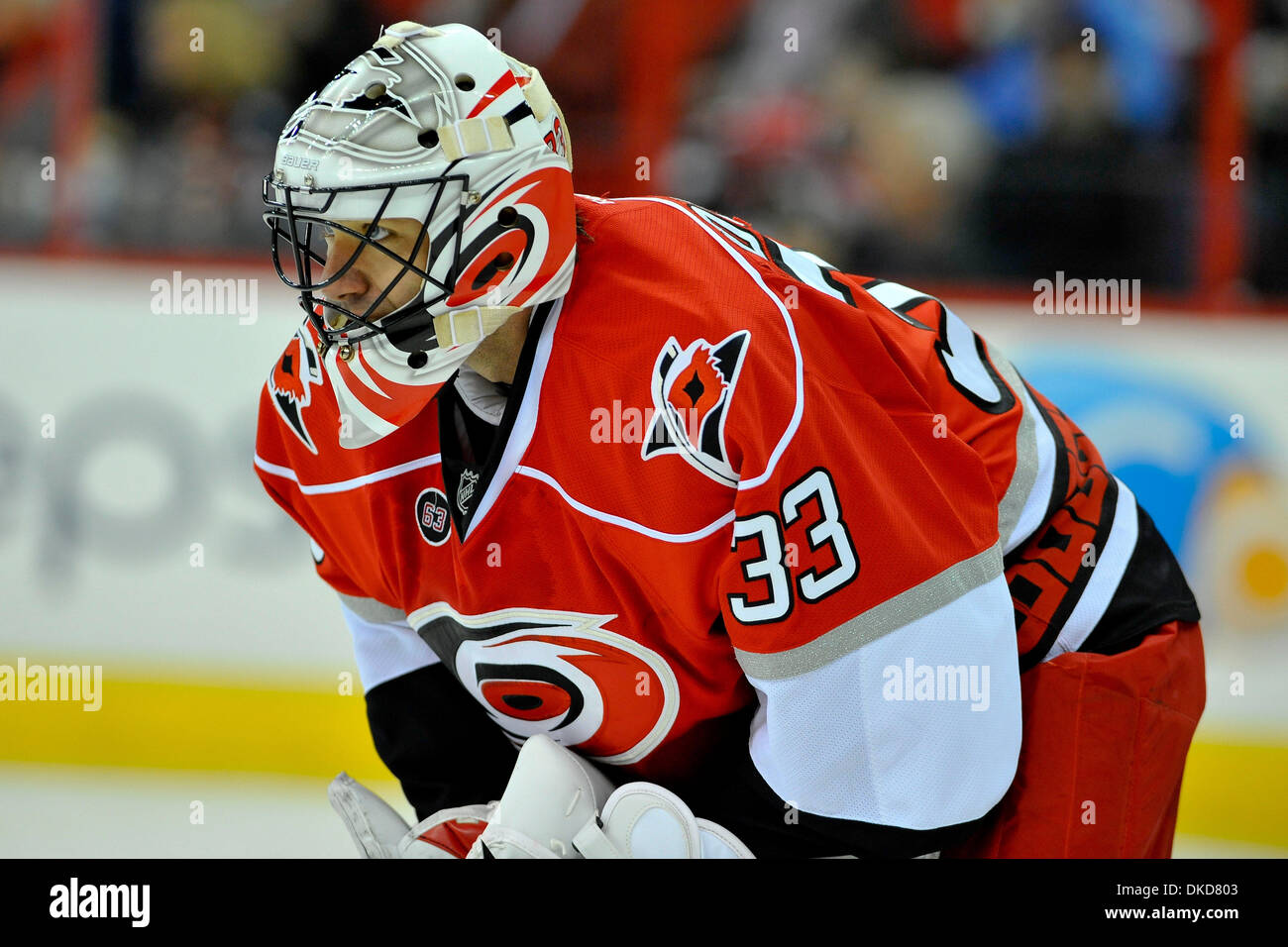 Nov. 6, 2011 - Raleigh, North Carolina, Stati Uniti - Carolina Hurricanes goalie Brian Boucher (33) viene impostato.Stars sconfitti gli uragani 5-2 a RBC Center in Raleigh North Carolina. (Credito Immagine: © Anthony Barham/Southcreek/ZUMAPRESS.com) Foto Stock