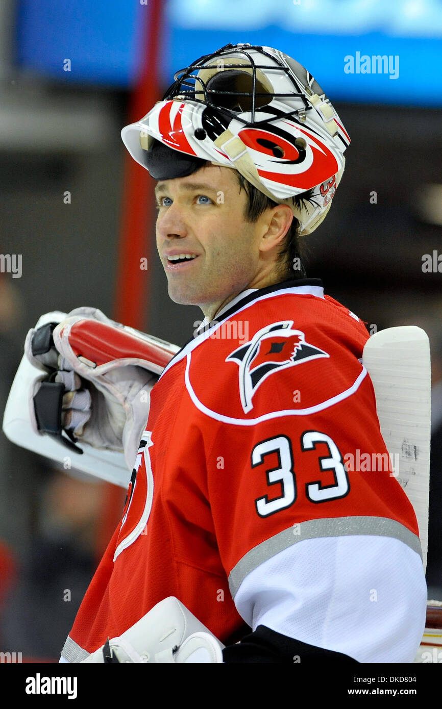 Nov. 6, 2011 - Raleigh, North Carolina, Stati Uniti - Carolina Hurricanes goalie Brian Boucher (33) solleva la maschera durante un time out.Stars sconfitti gli uragani 5-2 a RBC Center in Raleigh North Carolina. (Credito Immagine: © Anthony Barham/Southcreek/ZUMAPRESS.com) Foto Stock