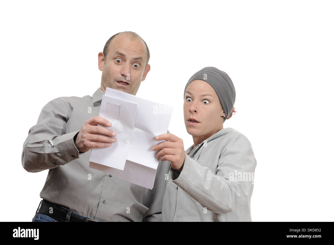 Scioccato matura la lettura di una lettera Foto Stock