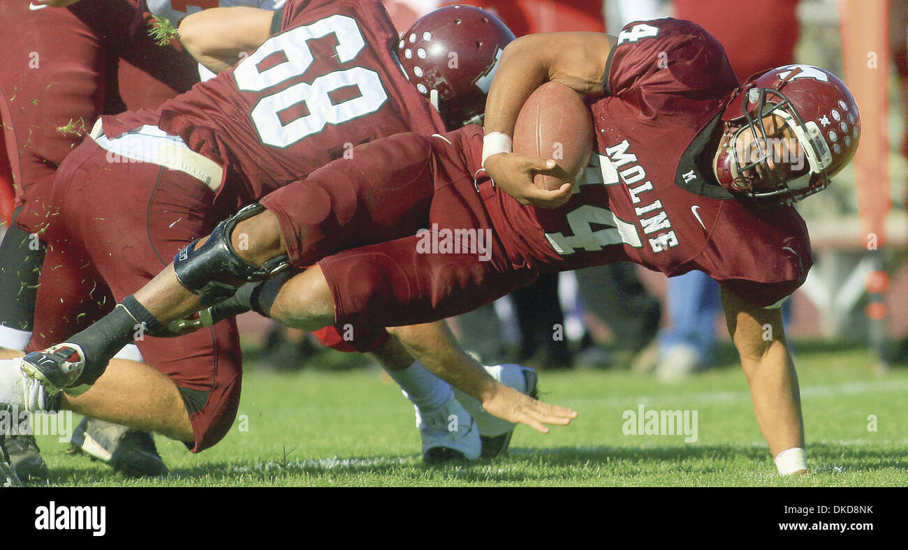Ottobre 29, 2011 - Moline, Iowa, U.S. - Moline's Deshawn Johnson immersioni per extra yardage sabato durante la prima metà azione contro Pekin nel primo round della classe 7A playoff al campo di doratura. (Credito Immagine: © Giovanni Schultz/Quad-City volte/ZUMAPRESS.com) Foto Stock